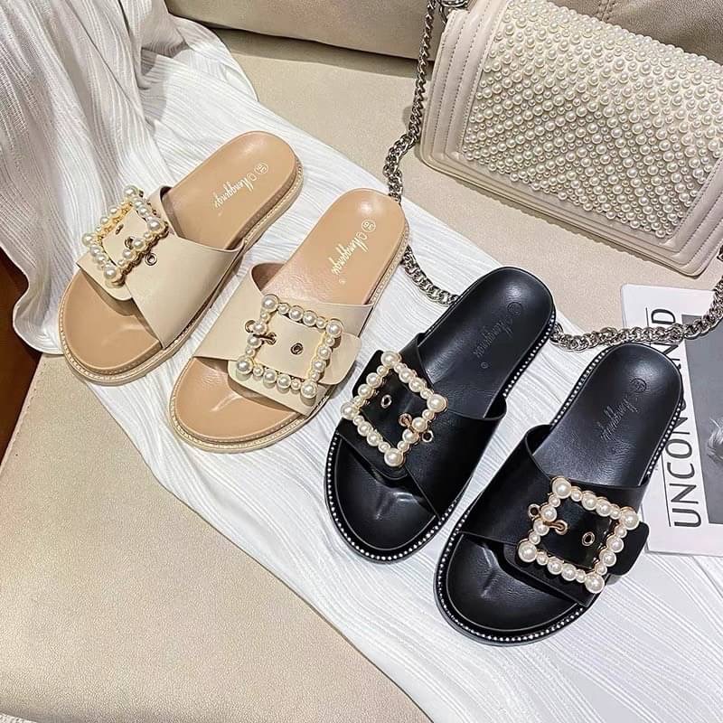 รองเท้าแตะรุ่นนี้บอกเลยว่าสวยมาก ด้านหน้ามีมุกประดับเป็นทรงสีเหลี่ยม ด้านข้างของรองเท้ายังมีเพรชเล็กๆติดรอบรองเท้าคือเริ่ดมาก เป็นรองเท้าแตะที่ไม่เหมือนใครมีดีเทล คู่นี้พลาดไม่ได้เลยนะคะ