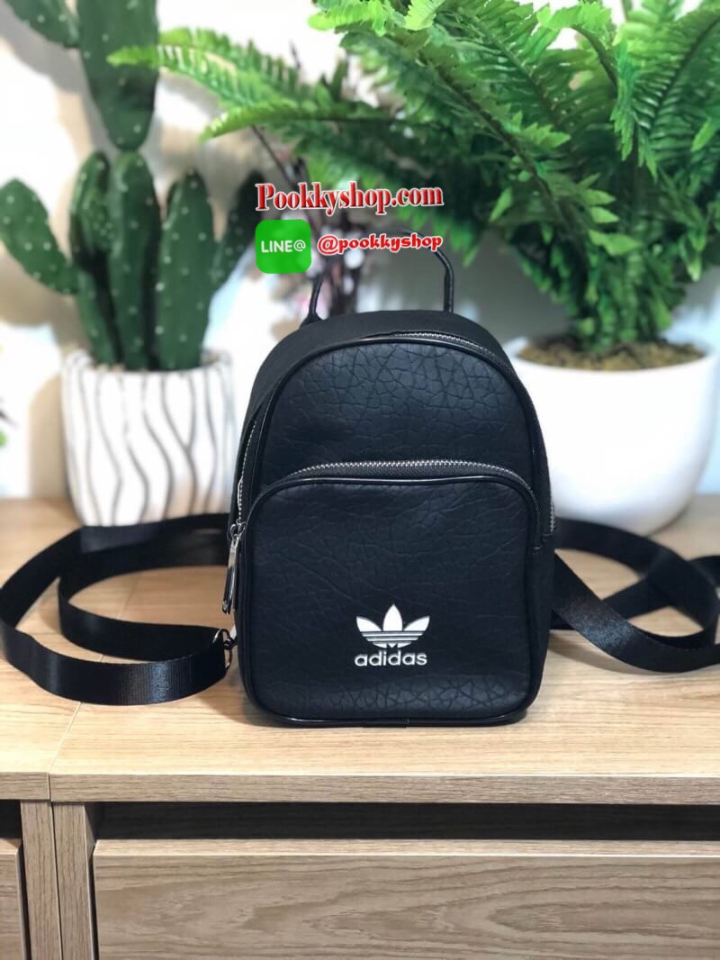 ADIDAS MINI BACKPACK กระเป๋าเป้หรือสะพายหนังPu คุณภาพดี สไตล์ Sport ขนาดมินิ น้ำหนักเบา ด้านหน้ามีโล้โก้และช่องซิป เปิดปิดด้วยซิปสะดวกใช้ หัวซิปแบรนด์ ภายในมีช่องใส่ของ หูจับถนัดมือ สายสะพายปรับได้ตามต้องการ สามารถสะพายเป็นเป้ หรือกระเป๋าสะพาย Crossbody ใ