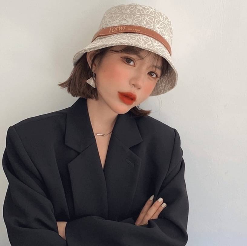NEW ARRIVAL!!! 👑LOEWE ANAGRAM COTTON & LEATHER BUCKET HAT👑 หมวกบัคเก็ตงานใหม่ชนชอป LOEWE ผ้าลายโลโก้ คาดด้วยสายหนังสีน้ำตาลโลโก้สีทอง มีซับด้านใน สาวๆห้ามพลาดเลยคร่าา