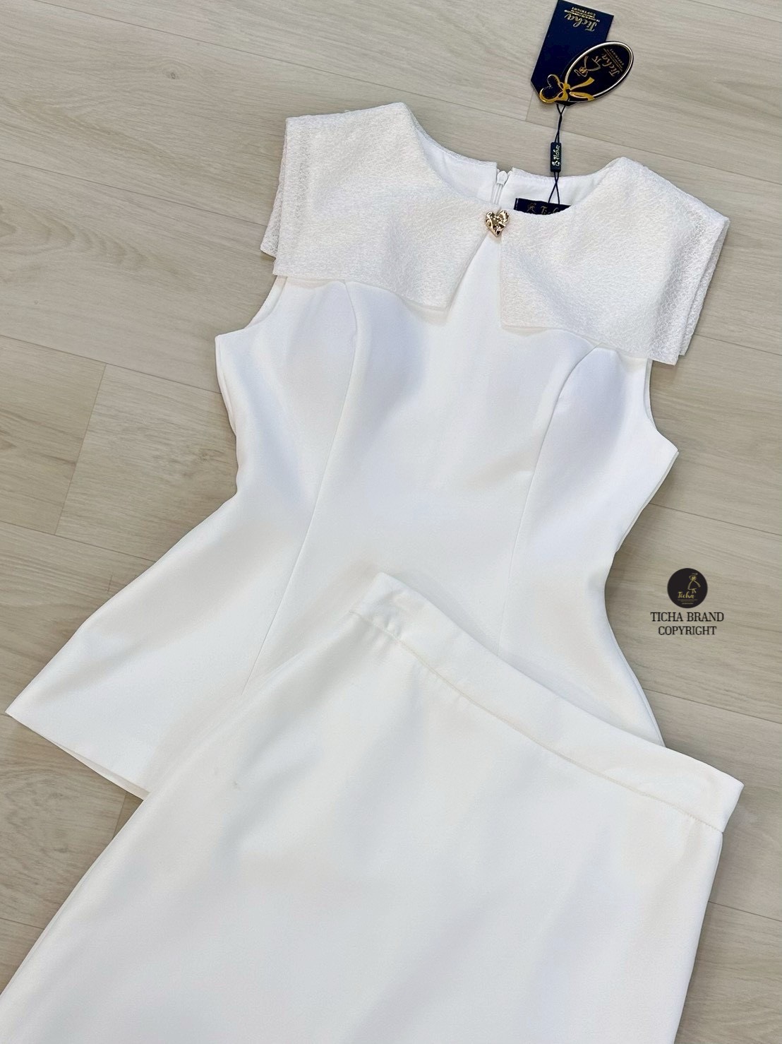 ชุดเซทแฟชั่นSet 2 ชิ้น เสื้อ+ กระโปรงยาว เสื้อแขนกุดสีขาวมีปกเสื้อแบบมีเท็กซ์เจอร์และแต่งอ่ะไหล่สีทอง