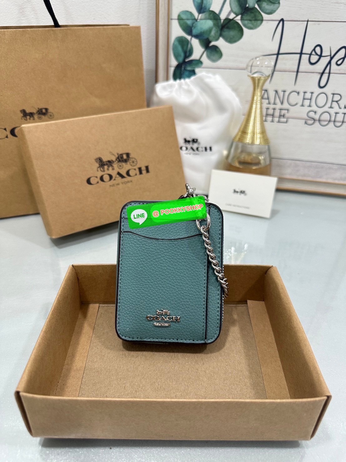 💗Coach C0058 Zip Card Case In Signature Canvas💗 กระเป๋าใบนี้นอกจากช่องใส่บัตรแล้ว ด้านหลังยังมีช่องสำหรับใส่ธนบัตรหรือเหรียญสามารถเปิดปิดได้ด้วยซิป เพิ่มลูกเล่นเป็นสายโซ่คล้องมือ หรือคล้องกับกระเป๋าก็ได้เช่นกัน ขนาดกะทัดรัด พกพาสะดวก การดู