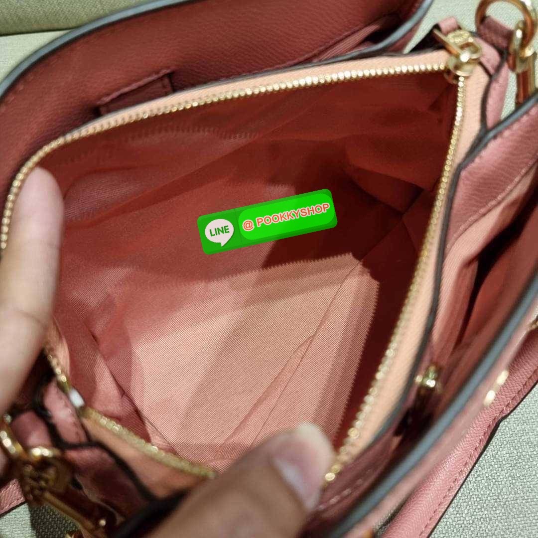 COACH F29434 MINI SAGE CARRYALL IN SIGNATURE CANVAS รุ่นยอดฮิต!! ที่สุดของกระเป๋าสะพายขายดี ต้องทรงถังมินิรุ่นนี้ วัสดุหนังแคนวาสเคลือบลาย สวย คลาสสิค มาพร้อมสายสะพายข้างและหูหิ้วในตัว ถอดออกถือคล้องแขนเก๋ๆ หรูๆยังได้ ภายในเป็นช่องโล่ง แบ่งสัดส่วนอย่างดี