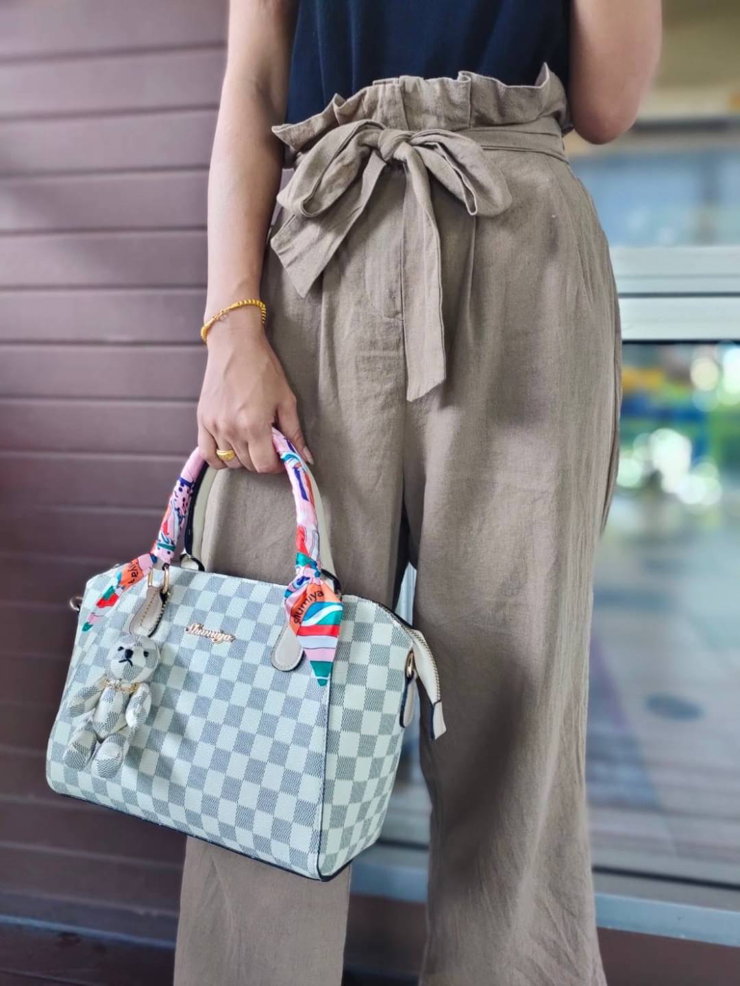 SHUMIYA BAGS พร้อมส่ง กระเป๋าหมีตาราง ทรงปีก งานเก๋มากค่ะ มาพร้อมโลโก้และผ้าผูกหูแบรนด์ shumiya !! WOW WOW ~ เอาใจแฟนคลับหมีตาราง งานมาใหม่ สวยปังทุกแบบ !!! แถมฟรีพวงกุญแจหมีน่าร๊ากก น้ำหนักเบา จุของได้เยอะ หลายช่องใช้งาน มีสายสะพายยาวให้ 1 เส้นค่ะ