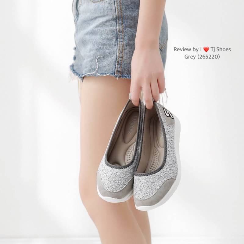 รองเท้าผ้าใบ STYLE SKECHER รุ่นนี้เป็นงานสั่งทำพิเศษวัสดุผ้าลูกไม้ลายน่ารักๆ พื้นยางเกรดA พื้นบุนวมนิ่มใส่นุ่มเดินสบาย น้ำหนักเบา ใส่กับชุดอะไรก็เกร๋ งานดีคุณภาพดี ซื้อไปรับรองไม่ผิดหวัง เป็นรุ่นที่ทางร้านแนะนำเลย ช้าหมดอดน่ะคร๊ะ อย่ามัวรีรอ สั่งด่วนๆเลยจ