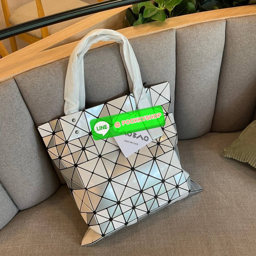 BAO BAO ISSEY MIYAKE ICHIMATSU TOTE BAG กระเป๋าโท้ทลาย ICHIMATSU (ลายตาหมากรุก) และลายธงตาหมากรุก ความแตกต่างระหว่างแสงและความมืดเชื่อมโยงกับการเคลื่อนไหวของชิ้นงาน ทำให้เกิดผลกระทบเมื่อรูปทรงของกระเป๋าเปลี่ยนไป การผสมผสานที่ลงตัวของชิ้นใหญ่และชิ้นเล็กช่ว