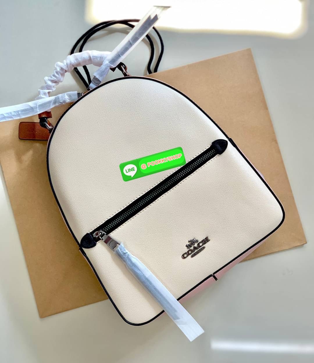 COACH JORDYN BACKPACK ((C2732//76623)) 🌹🌹ไม่มียังไงไหว ต้องบอกว่าน้องสวยมากๆค่า! กระเป๋าสะพายหลังแบบมีหูหิ้ว หนังแแท้ ลายหนังสวยน่าใช้มากค่ะ ด้านหน้ามีช่องซิปใส่มือถือหรือของจุกจิกลงไปได้ค่ะ เปิด-ปิดกระเป๋าแบบซิปคู่ห้อยหนัง ภายในกว้างใส่สั