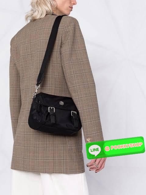 TORY BURCH VIRGINIA SMALL MESSENGER เป็นกระเป๋าที่มีรูปแบบการเปิด-ปิดด้วยกระดุมแม่เหล็ก ทำให้ปากกระเป๋าเปิดง่ายและหยิบสิ่งของสะดวก ซึ่งภายในฐานกระเป๋ามีความกว้างขวางพอสมควร เก็บสิ่งของต่าง ๆ ได้ดั่งใจ มาพร้อมดีไซน์เรียบง่ายสีดำประดับด้วยโลโก้แบรนด์อันเป็น