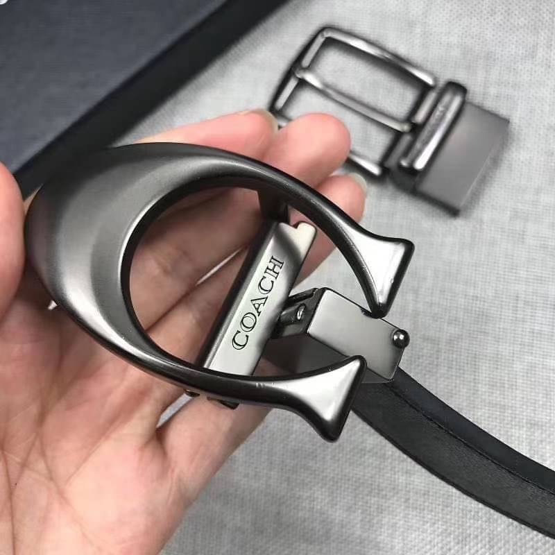 Set เข็มขัด coach 2 หัว ใส่แบบเจาะรูเข็มขัด สายลายC นูนสลับกับด้านเรียบ สลับใช้ได้ 2 ด้าน ทั้งยังสามารถเจาะรูเพิ่มได้ รุ่นนี้มาพร้อมป้ายแท็กแบรนด์ หัวเข็มขัดใส่ได้ง่าย ถอดได้ไม่ยาก ซื้อเป็นของขวัญของฝาก ดูดีมากๆเลยนะคะ