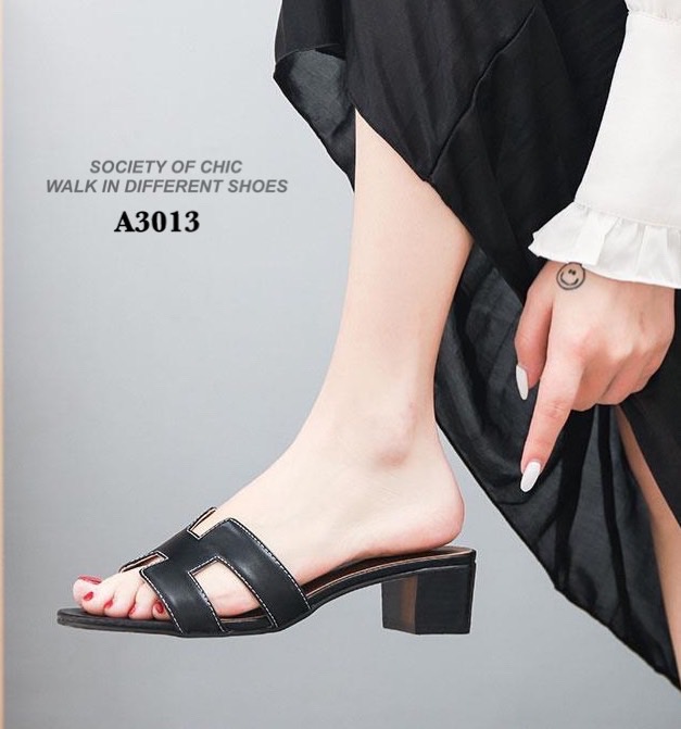 ขายดี ตลอดกาล maxi หน้าสวม H Logo รองเท้าที่หยิบมาใส่ได้บ่อยสุดแบบไม่มีเอาท์ หนังนิ่ม งานสวยใส่สบาย classy มาก ก.ไก่ ล้านตัว พื้นนิ่ม สูงเพียง 2 นิ้ว ใส่เดินยาวๆไปเลยจ้า