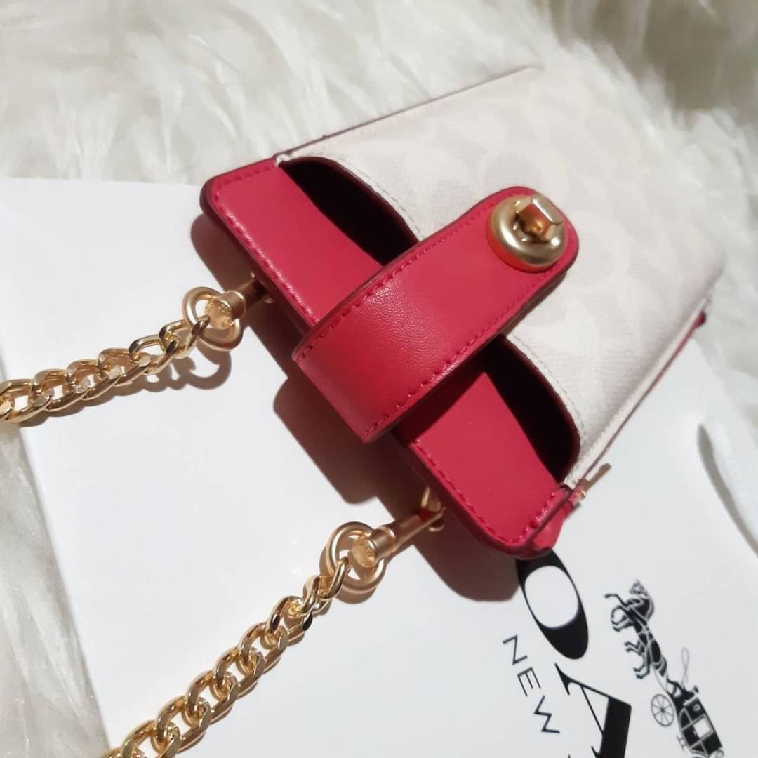 COACH 825 TURNLOCK CHAIN PHONE CROSSBODY IN BLOCKED SIGNATURE CANVAS ฮอตและปังกว่านี้ไม่มีแล้ว!! กระเป๋าเอนกประสงค์ สำหรับใส่โทรศัพท์ ใส่บัตรได้ มีช่องซิปแยกให้ด้วย ขนาดพกพาดีงาม!! 💕 ใส่โทรศัพท์ได้ทุกรุ่นน้า สายสะพายยาวประมาณ 23" (วัดจากไหล่)