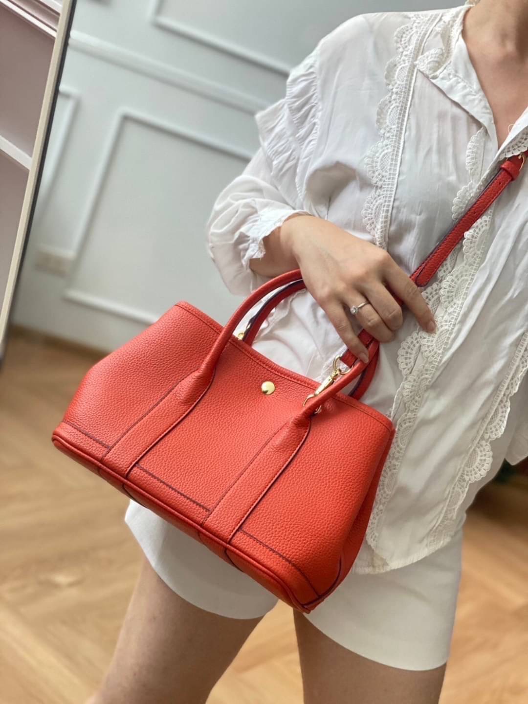 Restock อีกครั้ง รุ่น GD 30 cm หนัง PU premium Soft togo หนังนุ่ม สวยมากก จุของได้เยอะสุดๆ ภาพในสวยหรูบุเป็นผ้า Canvas ประกบฐานด้วย PU premium งานคัตติ้งสวยมาก มาพร้อมกับเซตกระเป๋าผ้า Canvas อีก 1 ใบ และสายสะพาย 2 เส้น คุ้มมสุดด