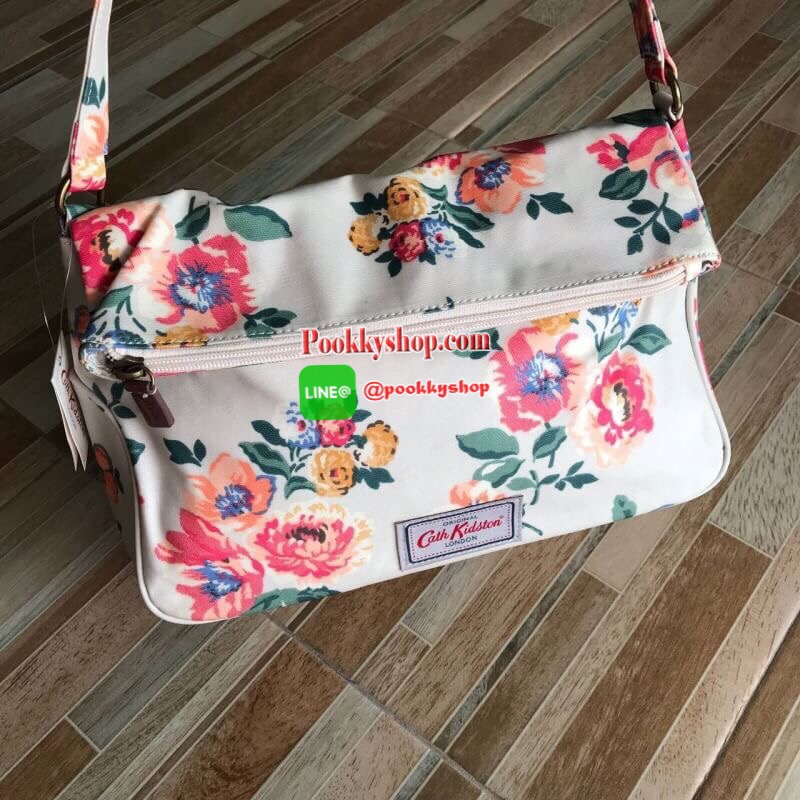 CATH KIDSTON Windflower Bunch กระเป๋าสะพายไหล่ เปิดปิดด้วยซิปและกระดุมแม่เหล็ก แบ่งเป็นสองช่องใหญ่ มีช่องซิปและช่องเล็กไว้แยกใส่ของ รูปแบบและดีไซน์เก๋ สามารถใช้งานได้ทุกวัน ใส่ของได้เยอะ สามารถใส่ipad ได้