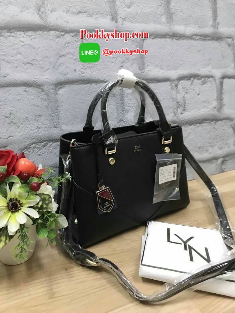 ถุงผ้าแบรนด์/ป้ายบาร์โค้ต) รีออเดอร์รุ่นขายดี!! LYN AMOUR M BAG กระเป๋าถือหรือสะพายรุ่นใหม่ล่าสุด!!! วัสดุลายหนังsaffianoเย็บแต่งลายทะแยงให้กระเป๋าดูมีทรง ด้านหน้าประดับTagโลหะปั้มโลโก้คล้องหนัง ถอดออกได้ ภายในกระเป๋าแบ่งเป็นสองช่องใหญ่ อีกหนึ่งช่องซิปคั่