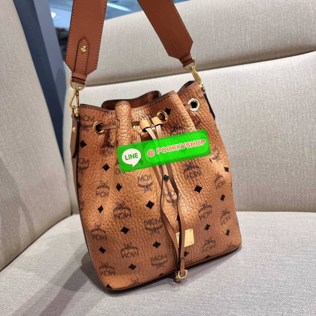 MCM MEDIUM ESSENTIAL DRAWSTRING BAG IN VISETOS กระเป๋าสะพายทรง bucket ไซส์ medium ใบใหญ่กำลังดี รูดเปิด-ปิดด้วยหนัง และยังมีกระดุมแม่เหล็กติดกันของหล่น พิเศษที่มีสายสะพายให้ 2 แบบ สายคล้องไหล่หรือถือได้ และสายสปอร์ตสะพายข้าง วัสดุหนังแคนวาสคุณภาพดี ภายในโ