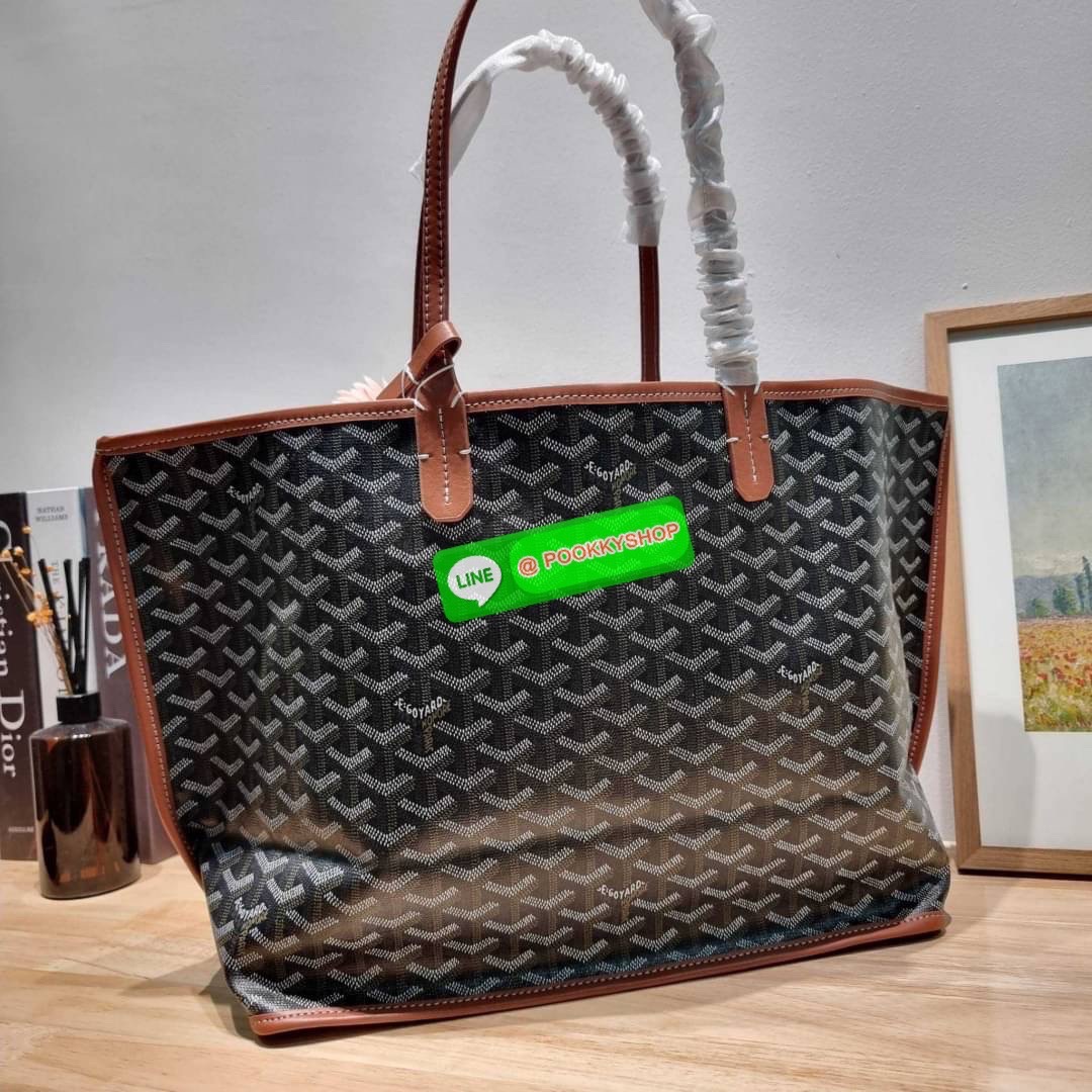 GOYARD ANJOU REVERSIBLE TOTE 🔆 Details ฮอตไอเท็ม กับกระเป๋าสะพายทรงโท้ท ใบใหญ่จุใจ!! มาครบสีขายดี เลิศทุกสี รูปทรงคลาสสิค ดีไซน์เป็นเอกลักษณ์ ใช้งานได้หลากหลาย สามารถกลับด้านใช้ได้แบบไม่มีเบื่อ พิมพ์ลายสวยคม ภายในโล่งกว้างมาก มาพร้อมหูคล้องไหล่ในต