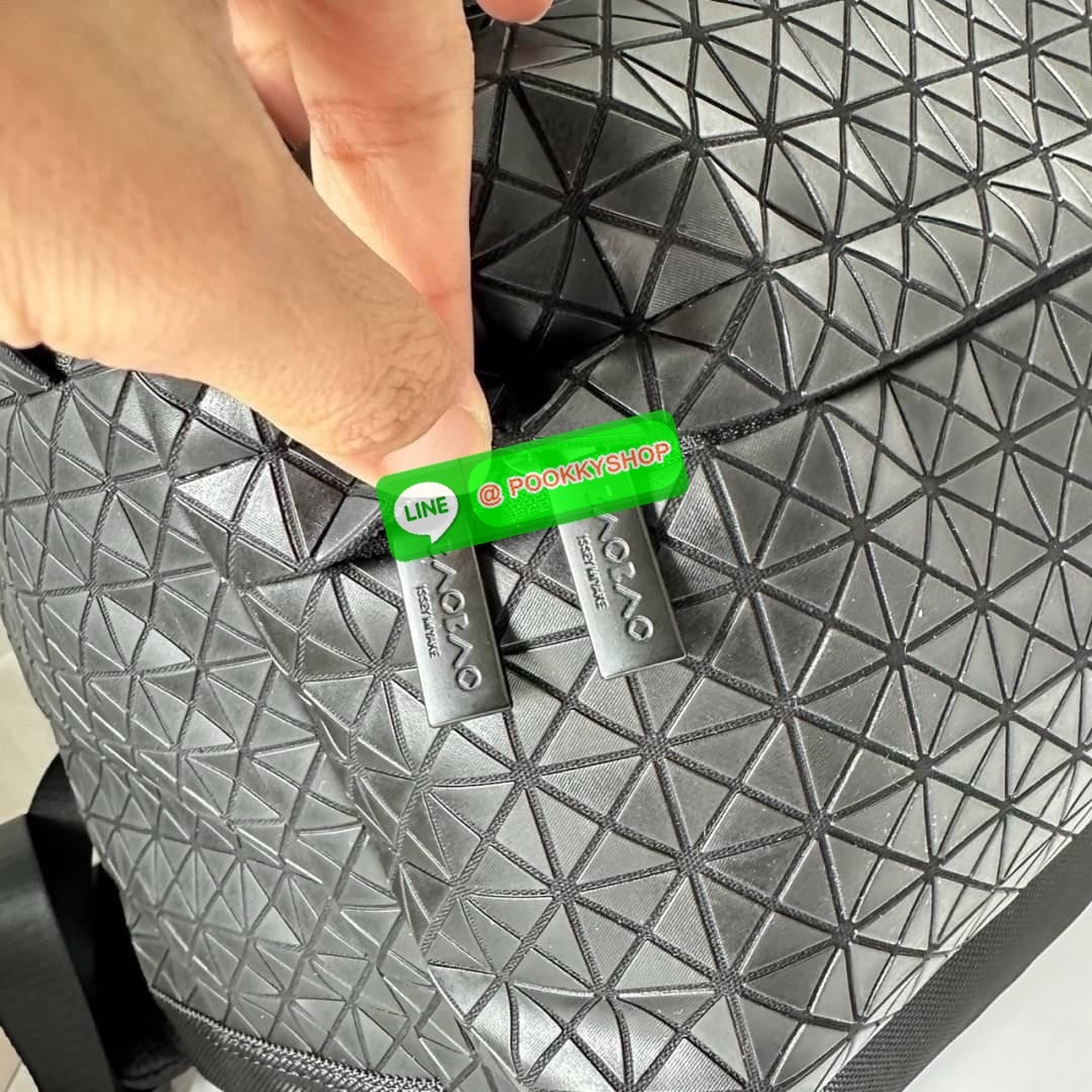 BAO BAO ISSEY MIYAKE KURO DAYPACK BACKPACK 🔖กระเป๋าเป้รุ่นฮอตทรงเรขาคณิตที่สุดในญี่ปุ่น KURO ภาษาญี่ปุ่นคือมาความเก๋ไก๋ เป็นกระเป๋าเป้ที่น้ำหนักแต่สามารถรับน้ำหนักได้ดี 🔖วัสดุ โพลียูรีเทน(Polyurethane) น้ำหนักเบา มีความแข็งแรง 🔖เปิ