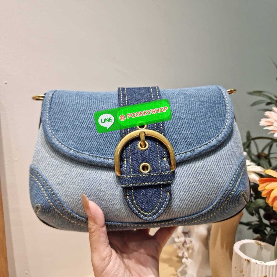 COACH CR737 SOHO BAG IN REPURPOSED DENIM 🔅 Details เลิกสวยแซ่บกี่โมงคะคุณน้า! ไอเท็มให้พาใจสั่นมาอีกแล้ว! กับกระเป๋าสะพายไหล่สไตล์วินเทจ ที่ยังคงแมสและฮอตมาก ด้วยรูปทรงที่ใช้งานง่าย ไม่เกะกะ แต่มีความเรียบหรูในตัว กระเป๋าปิดด้วยกระดุมแม่เหล็ก ภายใ
