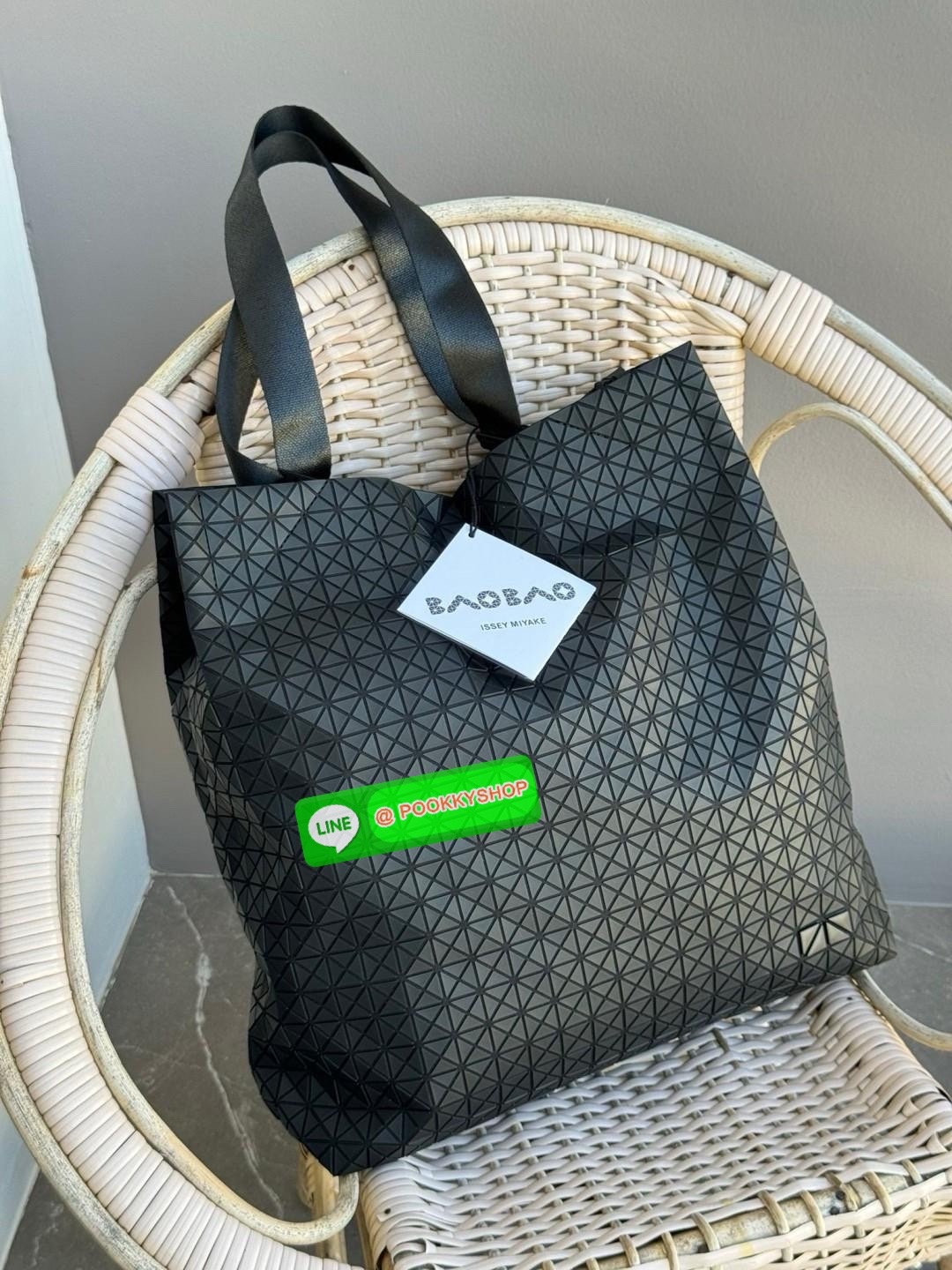 Baobao Issey Miyake Cart S geometric tote bag รูปทรงที่สร้างขึ้นโดยบังเอิญ' เสื้อผ้าที่มีโครงสร้างและได้รับการออกแบบทางวิศวกรรมอันเป็นเอกลักษณ์ของแบรนด์ ส่งต่อไปยังเครื่องประดับที่น่าประทับใจและไร้กาลเวลาเหล่านี้ กระเป๋าโท้ต Cart ประดิษฐ์ขึ้นจากการตั