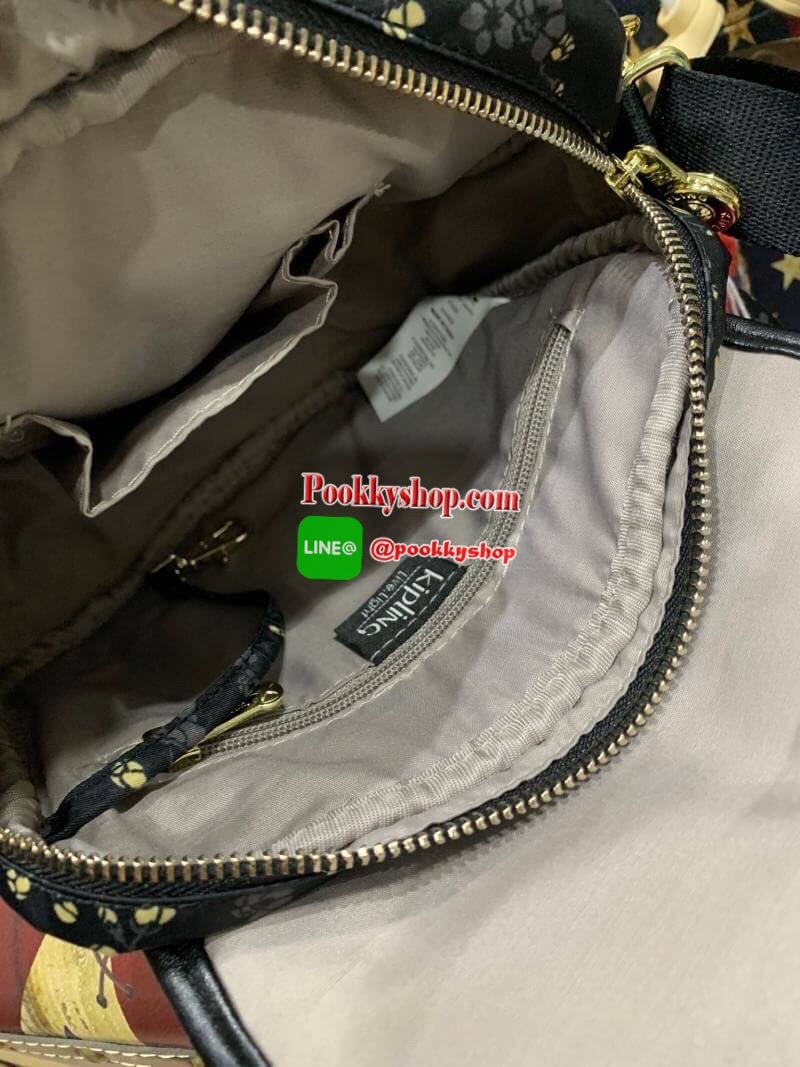 Kipling Nuria Shoulder Bag กระเป๋าสะพายคอลเลคชั่นล่าสุดของsatin camoรูปทรงสวยขนาดกระทัดรัด เปิดด้วยกระดุมแม่เหล็ก มีช่องกระเป๋าด้านหน้า มีช่องซิปหลัก ช่องซิปและช่องใส่ของจุกจิก พร้อมสายห้อยกุญแจด้านใน ด้านหลังมีช่องซิป สายสะพายเลื่อนปรับได้ตามต้องการ สะพา