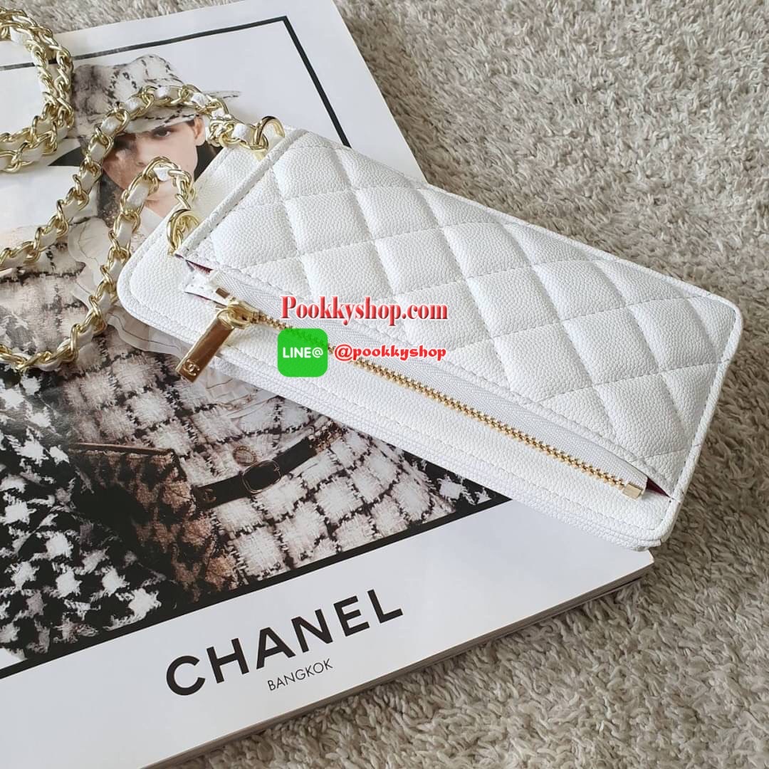 NEW ARRIVAL!! CHANEL VIP GIFT WOC BAG กระเป๋าสตางค์คล้องคอ/ Crossbody ที่กำลังมาแรงมาในตอนนี้ ตัวกระเป๋าเป็นกระเป๋าสตางค์หนังพียูลาย CAVIER อะไหล่ทองทั้งใบ ด้านหน้าใส่ iphone+ ได้ เปิดปิดด้วยกระดุมแม่เหล็ก สามารถใส่บัตรได้อีก4ใบด้านใน พลิกมาด้านหลังมีช่อง