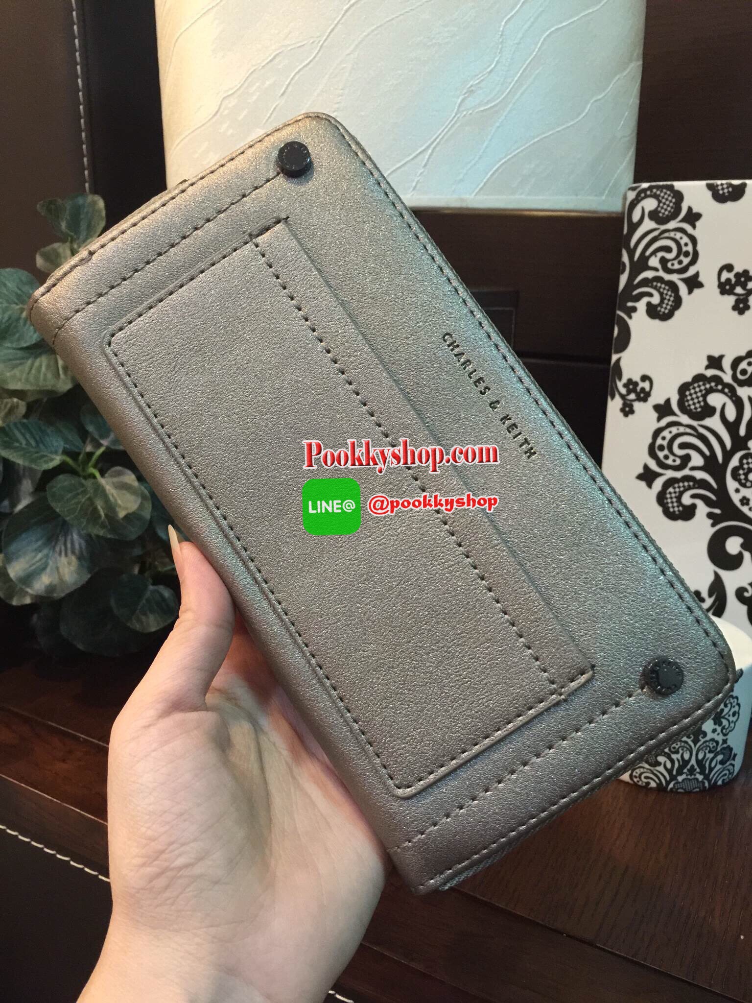 NEW! CHARLES & KEITH STUDDED FRONT POCKET WALLET กระเป๋าสตางค์ใบยาวซิปรอบรุ่นใหม่ล่าสุดแบบชนช็อปวัสดุหนังเรียบอยู่ทรงสวย เปิดปิดด้วยซิปรอบด้านหน้าแต่งหมุด พร้อมปั้มโลโก้ด้านหน้าดูสวยหรูมีสไตล์ ภายในมีช่องซิปและช่องใส่บัตรหลายช่องใส่ iphone7+ ธนบัตร บัตรได