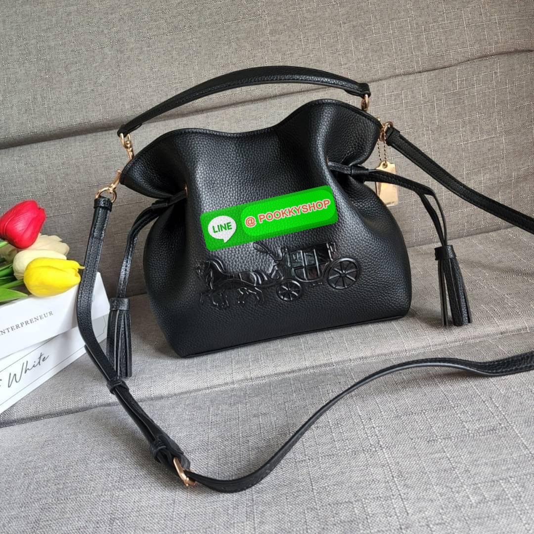 COACH ANDY CROSSBODY WITH HORSE AND CARRIAGE (COACH CA213) กระเป๋าสะพายคอสบอดี้ ดีไซต์สุดเก๋ วัสดุหนังแท้ทั้งใบ กระเป๋าเอนกประสงค์ ด้านในมีซิป รูดปิดด้วยเชือกและกระดุมแม่เหล็ก ซับในด้วยผ้า ด้ามถอดได้ ดรอป 5 1/4"สายสะพายถอดได้ สายสะพายยาว 21" สำห