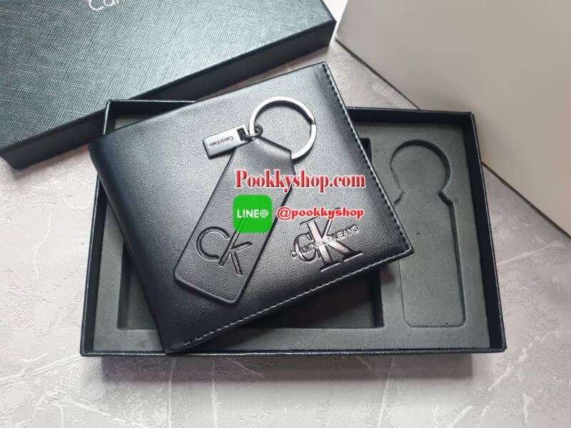 Calvin Klein Short Wallet with Key Set กระเป๋าสตางค์ใบสั้น Set สุดคุ้ม ซื้อ 1 ได้ถึง 2 : กระเป๋าสตางค์+พวงกุญแจ กระเป๋าสตางค์ใบสั้นแบบพับหนังวัวแท้ มาพร้อมพวงกุญแจ กระเป๋ามีน้ำหนักเบา ประดับโลโก้ด้านหน้ามุมขวาล่างปั้มนูน ภายในมีช่องใส่บัตร ใส่ธนบัตร ใส่เห