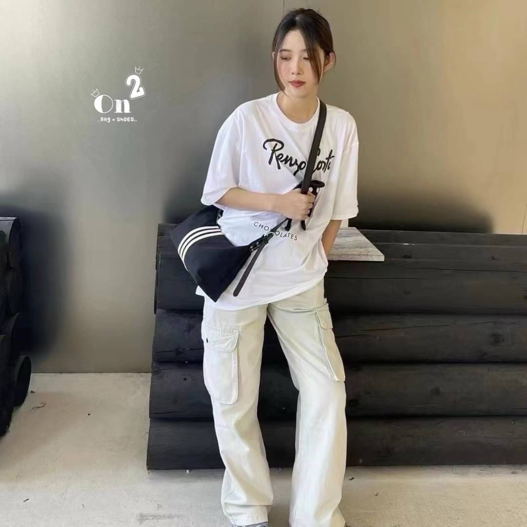 Adidas Style Nylon Shoulder Bag กระเป๋าผ้าไนลอน ขนาด 14นิ้ว น้ำหนักเบาใส่ของได้เยอะ รุ่นนี้สะพายขึ้นไหล่น่ารัก ด้านบนเป็นซิปค่ะ มีสายสะพายข้าง ปรับความยาวได้