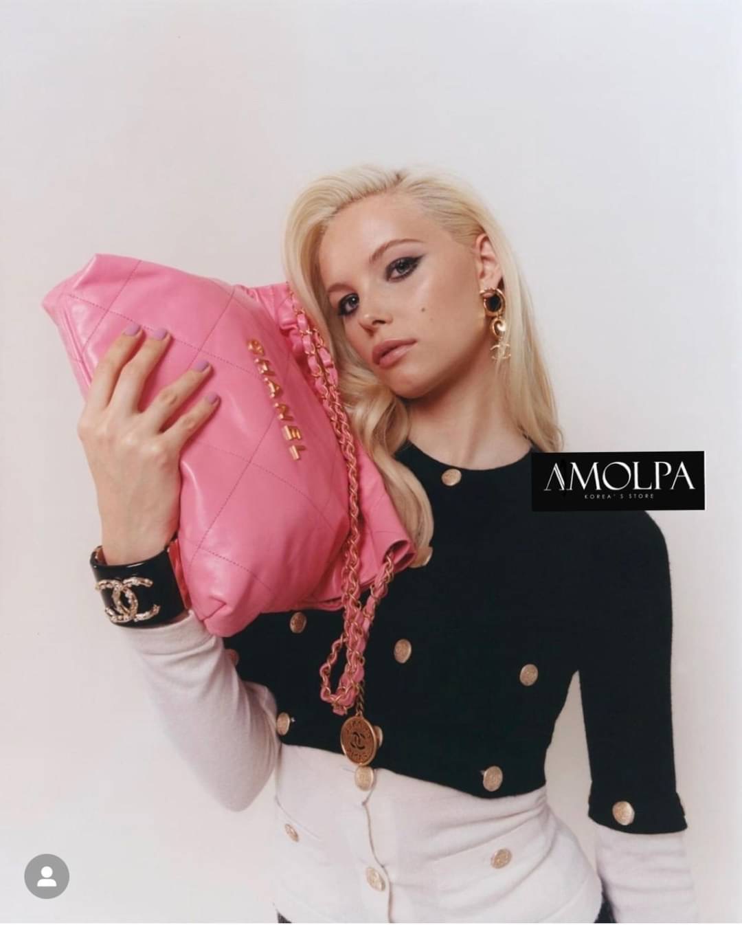 ต้องรีบจัดดด งานดี น้ำหนักดี ไม่เบา ไม่หนักจนเกินไป ไม่มีกลิ่นเหม็นของผ้า จัดเลยน๊า สวยม๊ากกกก กระเป๋า CHANEL 22 HANDBAG ใบสวยหรู หรูมากกก สวยยม๊ากกก งานเหมือนแท้ม๊ากก