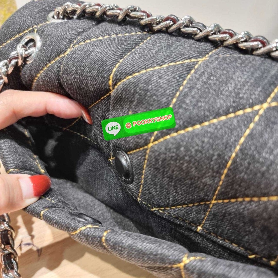 COACH CR704 TABBY SHOULDER BAG 26 WITH QUILTING 🔆 Details ไอเท็มใหม่ ตัวแม่แบบฉ่ำ สวยทำถึง! ต้อนรับซัมเมอร์ให้โดดเด่นกว่าใคร กับกระเป๋าสะพายไหล่ดีไซน์หรูหรา มีดีเทลสวยงามด้วยการเดินด้ายลวดลายตัดกับกระเป๋า เปิด-ปิดด้วยอะไหล่แบบกระดุม ภายในมีช่องเยอ