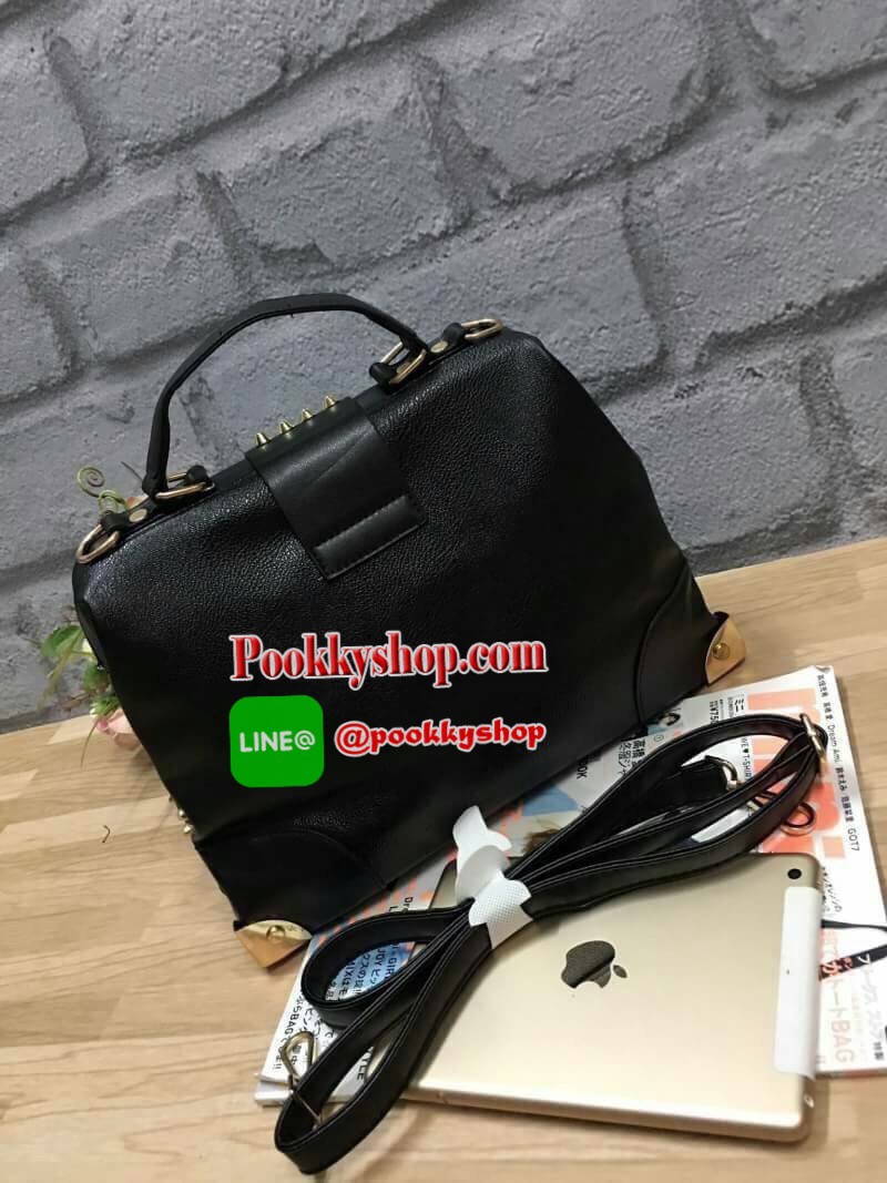 Best seller!!! ZARA STUDDED BAG กระเป๋าถือหรือสะพาย หนังนิ่ม ฐานกว้าง ตั้งอยู่ทรง แต่งหมุดสีทองรอบใบรวมถึงฐานทั้งสี่มุม เปิดปิดตัวล็อคแม่เหล็ก ตรงกลางคาดปิดด้วยหนังแต่งด้วยหมุดทองสวยงาม มาพร้อมสายสะพายยาว 126 cm. ถอดสายได้ ปรับสายได้ฟรีไซส์ จุได้เยอะ สวยเ