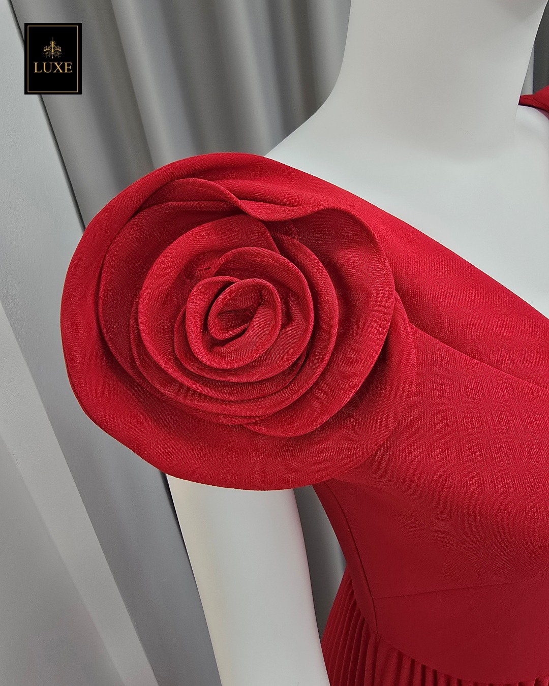 เดรสแฟชั่น เดรสเสื้อคอวีแขนกุด กระโปรงพลีทรอบตัว