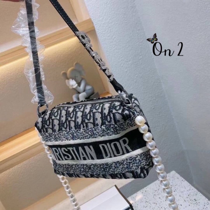 Christian Dior x Alexander Wang กระเป๋าสะพายdior ผ้าทอลาย Dior ซิปบน ที่รวมตัวกับ wang เพิ่มความหรูหรามากขึ้น มาพร้อมสายมุกยาวสะพายครอสบอดี้ถอดออกได้ค่ะ งานสวยอะไหลาปั๊มทุกจุด