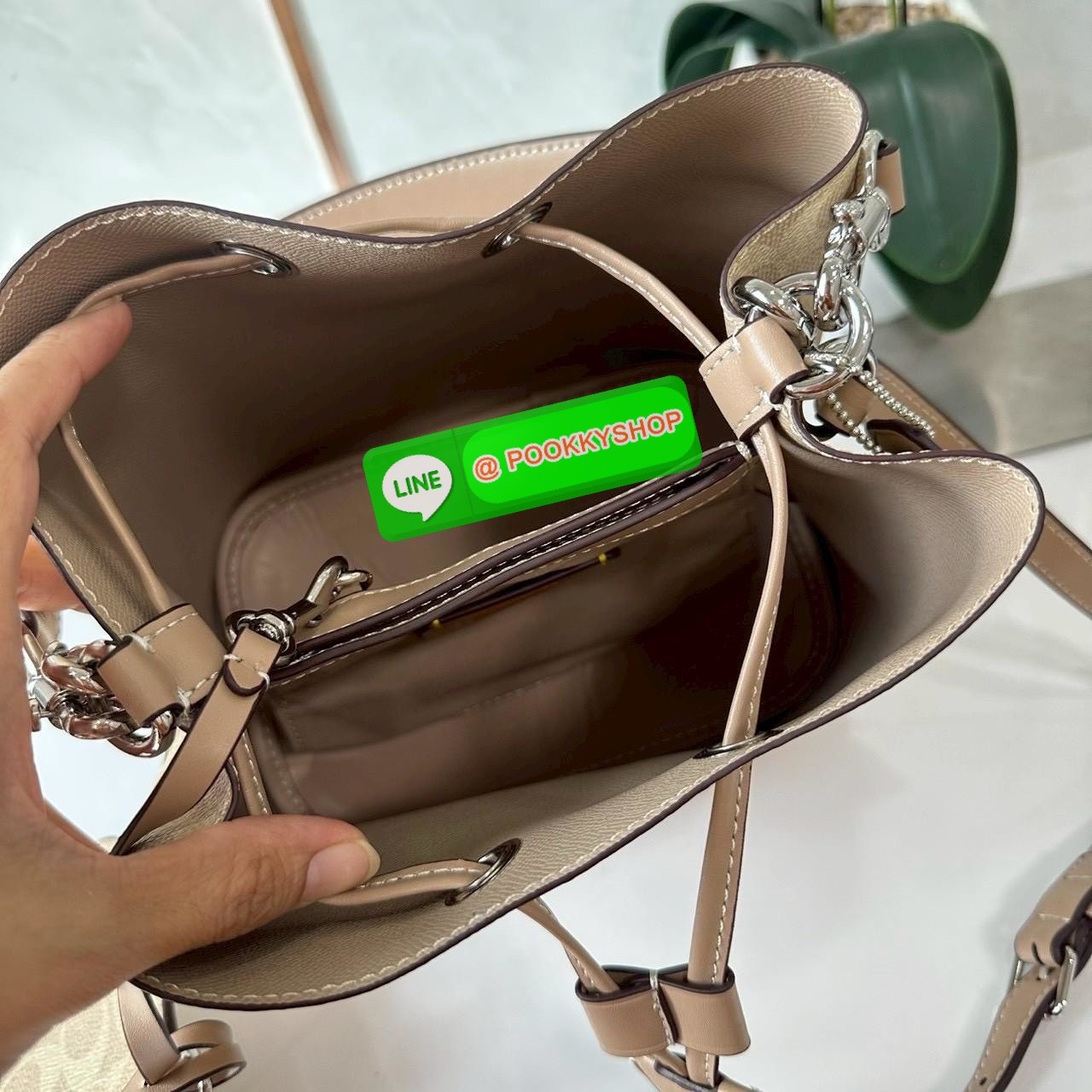 Coach Roan Bucket Bag Signature Canvas CBH07 กระเป๋าทรงบัคเก็ตใบเก๋ ดีไซน์คลาสสิก ลายซิกเนเจอร์สุดฮิต ใส่ได้ทุกโอกาส มาพร้อมสายสะพายปรับได้ ถอดได้ ใช้งานได้ทั้งสะพายไหล่ / crossbody / handheld