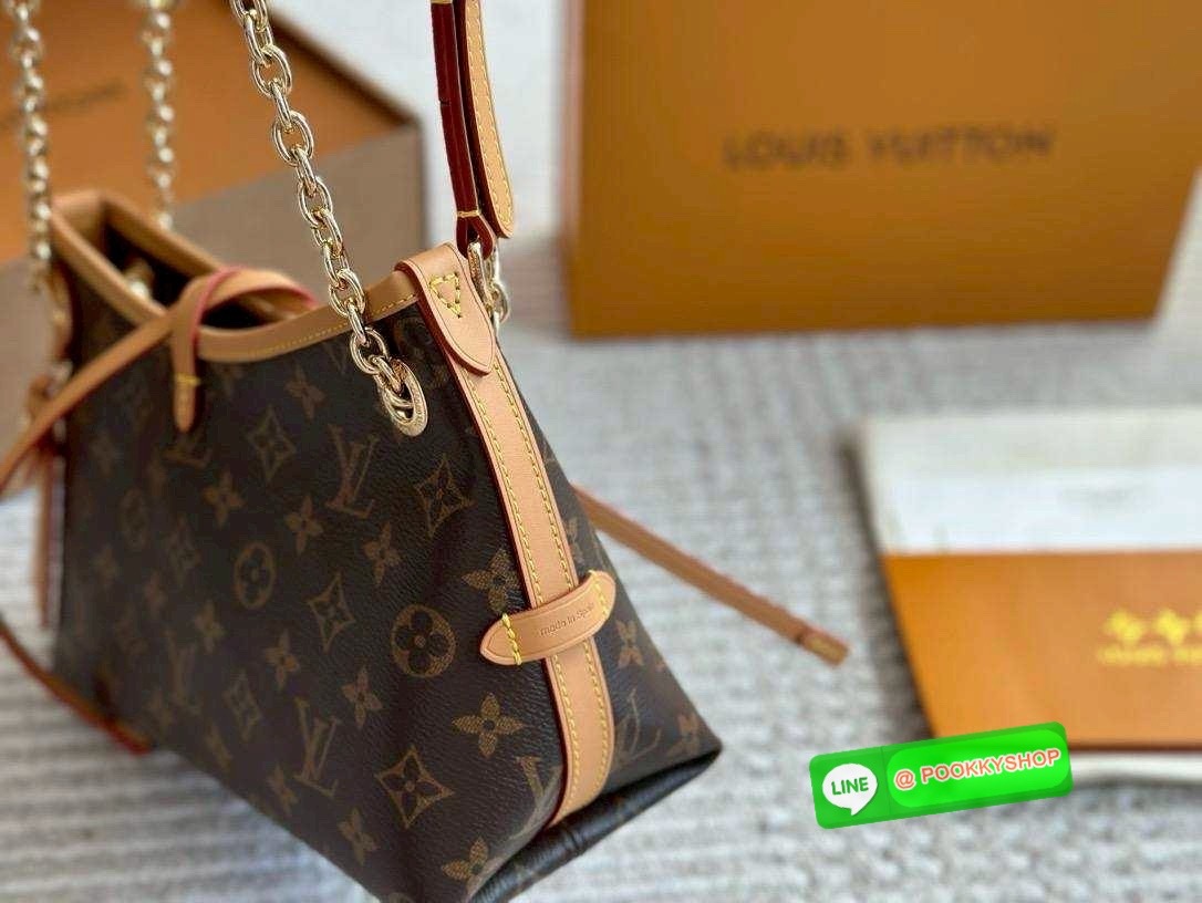 🕊️ พร้อมส่ง | LV CarryAll BB bag กระเป๋าสะพายแครี่ออล ไซส์ใหม่ ดีไซส์ใหม่สุดไอคอนิกปรับโฉมใหม่ประจำฤดูกาลในดีไซน์สุดชิค ตกแต่งสายโซ่สีทองงดงามด้วย Monogram Flower เสริมดีเทลอันเป็นเอกลักษณ์อย่างเนมแท็กหนังสีตัดกันเข้ากับสีเชือกรูดปิดกระเป๋าอย่างลง