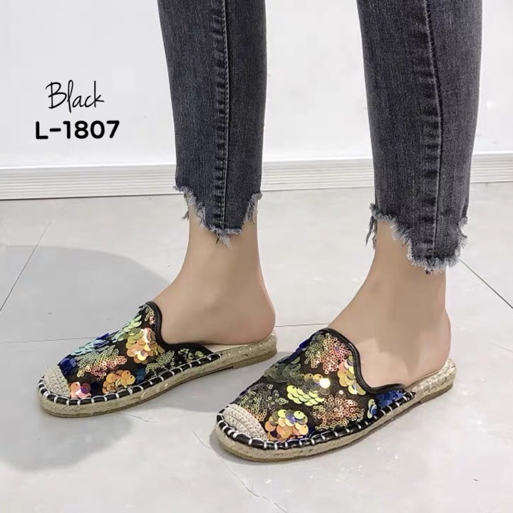 รองเท้าคัทชูเปิดส้น ทรงสวม ส้นแบน งานปักอะไหล่เก๋ งานสวยหรู งานเวอร์วังมากค่ะ รุ่นนี้ทรงสวยมาก มาพร้อมเกร็ด เงาวิ้งวับ