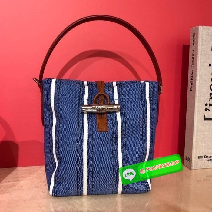 Long Champ Roseau Essential Raye กระเป๋าทรงถังขนาดเล็ก วัสดุผ้าฝ้ายลายทาง ตัดแต่งหนังวัว ซับในผ้าฝ้ายสีพื้น สีสันสดใส สามารถใช้ในชีวิตประจำวันได้อย่างสะดวก น้ำหนักเบา จุของได้เยอะ ด้านในมีกระเป๋าซิป 1 ช่อง มีสายสะพายไหล่ ถอดสายได้ ห้ามพลาดเลยค่า