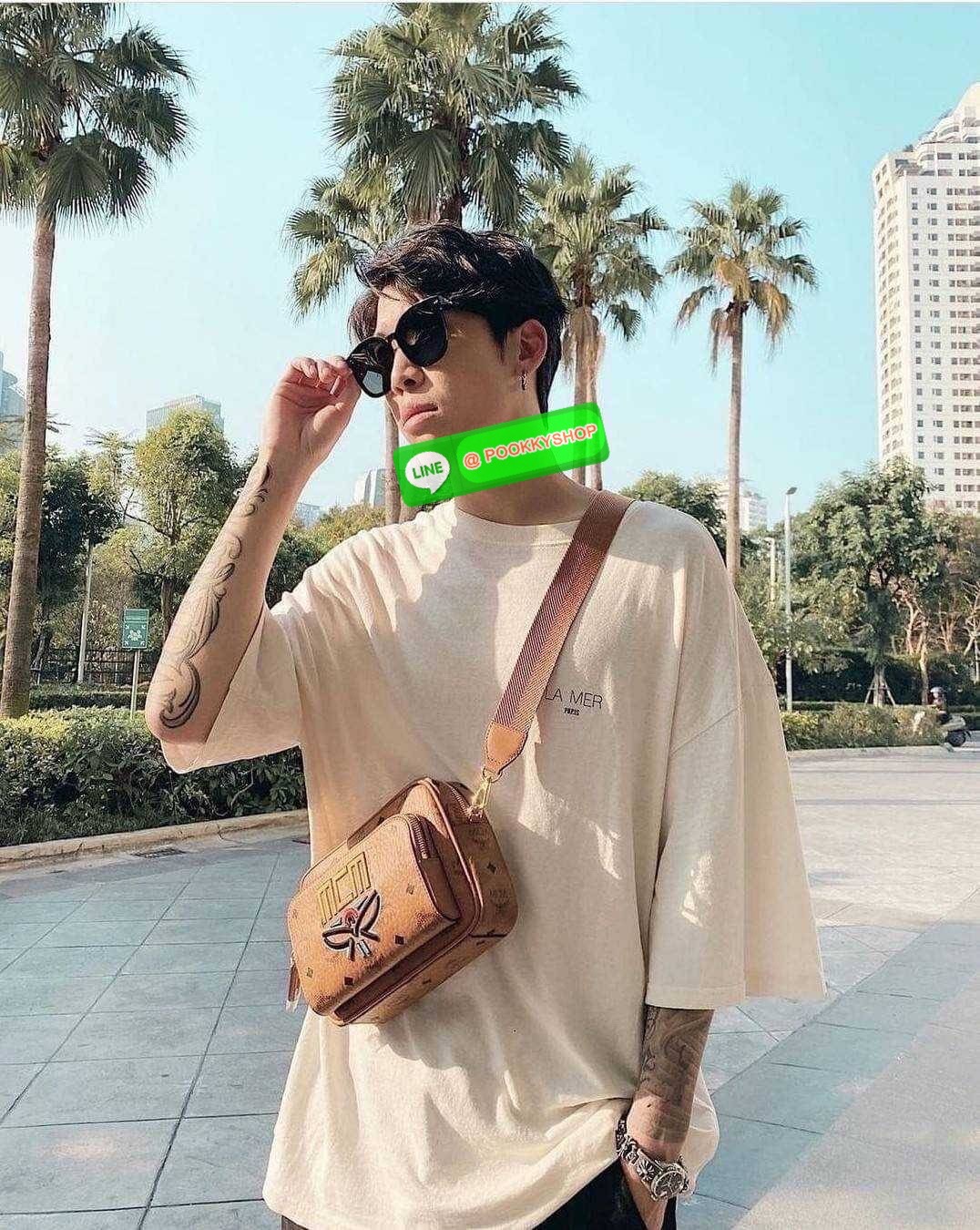 MCM KLASSIK CROSSBODY IN GEO LAUREL คอลเลคชั่นใหม่ที่เพิ่มความสไตลิชให้กับกระเป๋า ด้วยโลโก้จีโอลอเรล โดดเด่นสวยคม กระเป๋าสะพายข้างทรงคลาสสิค ขายดี วัสดุหนังแคนวาสคุณภาพ มีช่องหลัก 2 ช่อง เปิด-ปิดด้วยซิป ด้านหลังมีช่องย่อยอีกหนึ่ง ภายในโล่งกว้าง ใส่กระเป๋า