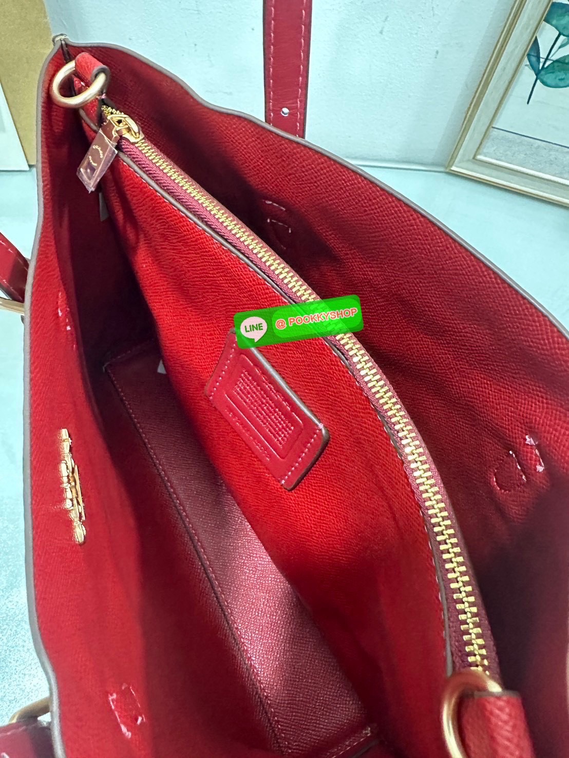 👜Coach CZ772 Mollie Tote Bag 25 In Signature Canvas With Cherry print 🍒 กระเป๋าทรง Tote ลายซิกเนเจอร์พิเศษ ดีไซน์น่ารักสุดคลาสิคมาพร้อมสายสะพายยาวและสายถือ หนังกับตัวกระเป๋าได้อย่างมีเอกลักษณ์ เหมาะสำหรับใส่ของใช้ประจำวัน พร้อมช่องซิปหลักก