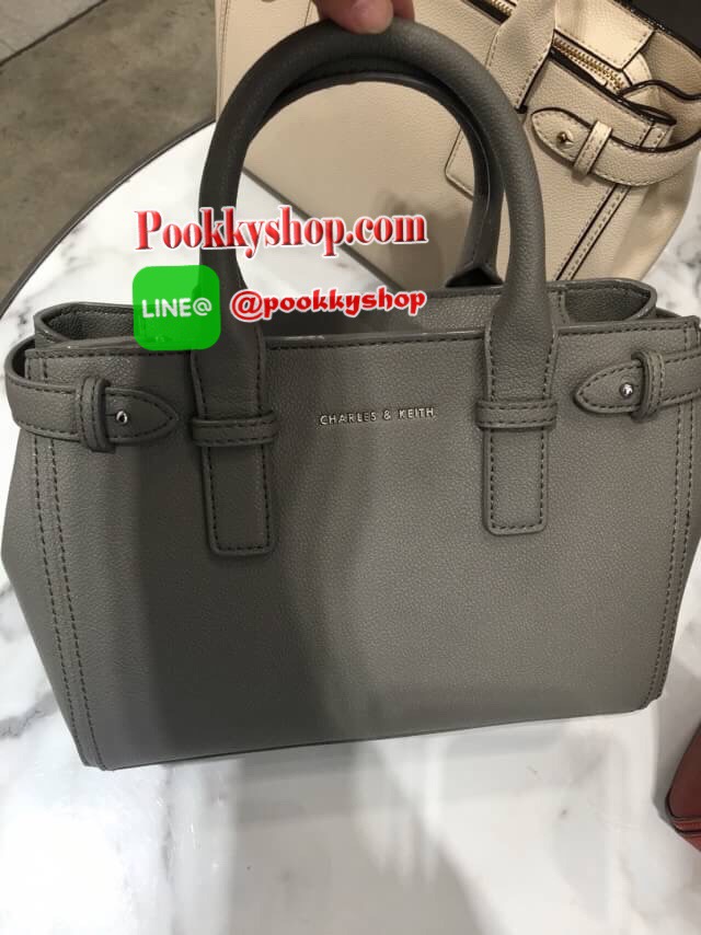 NEW ARRIVAL! CHARLES & KEITH BASIC TOP HANDLE BAG กระเป๋าถือหรือสะพายรุ่นใหม่ชนช็อปดีไซน์สวยอยู่ทรงเเข็ง ขนาดกำลังดี น้ำหนักเบา ด้านหน้าประดับโลโก้แบรนด์ เปิดปิดด้วยซิปสะดวกใช้ ด้านข้างมีสายรัดปรับทรงกระเป๋าภายในมีช่องซิป ใส่กระป๋าสตางค์ใบยาว ipad mini ได