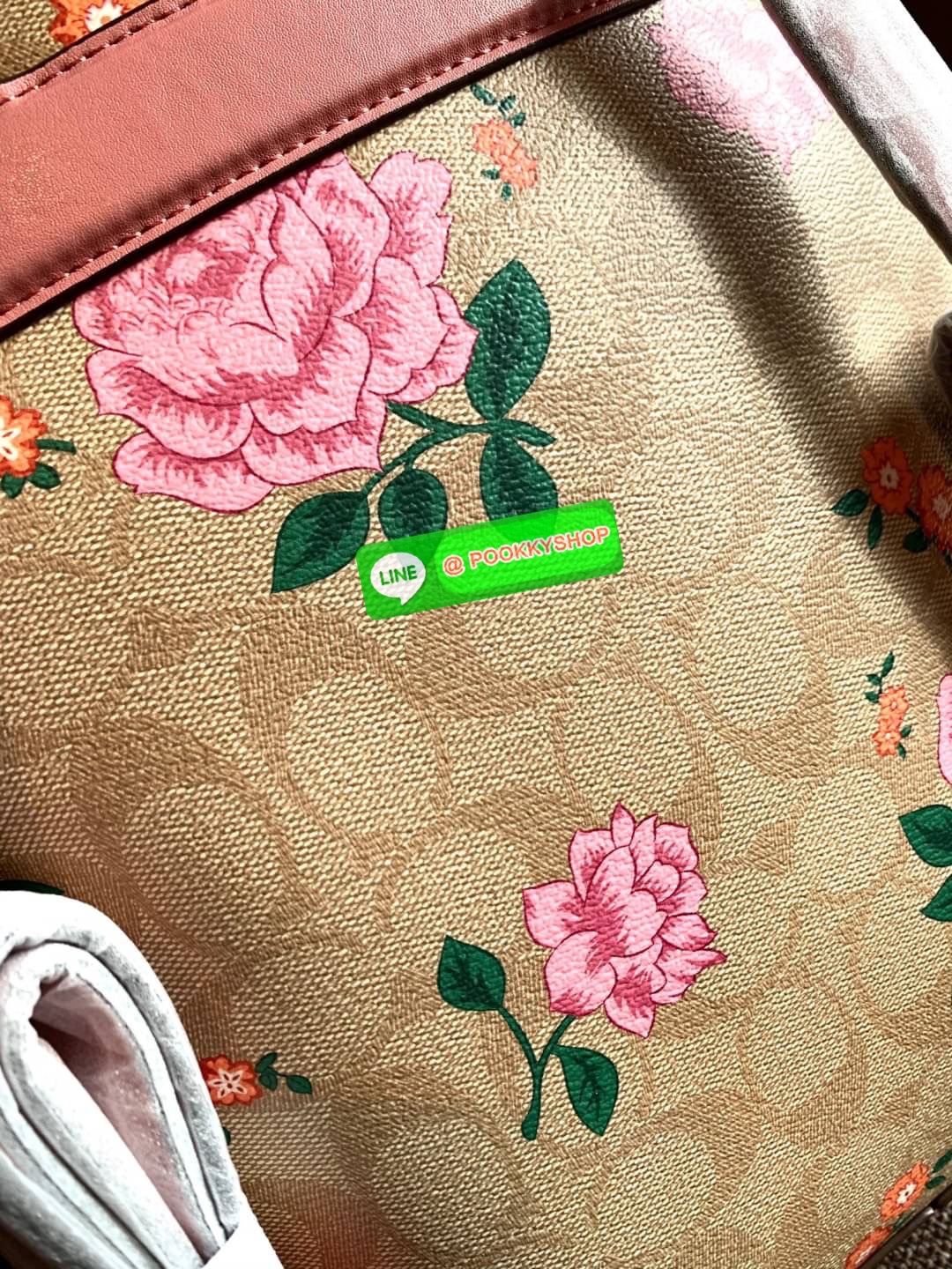 NEW IN! COACH JORDYN BACKPACK ((C1804//3011)) ไม่มียังไงไหว ต้องบอกว่าน้องสวยมากๆค่า! กระเป๋าสะพายหลังแบบมีหูหิ้ว หนังแแท้สวยค่ะ ❤️ทั้งใบปริ้นลายดอกไม้ สวยเด่ด สะดุดตาเลยทีเดียวค่ะ ด้านหน้ามีช่องซิปใส่มือถือหรือของจุกจิกลงไปได้ค่ะ เปิด-ปิดกระเป๋าแบ