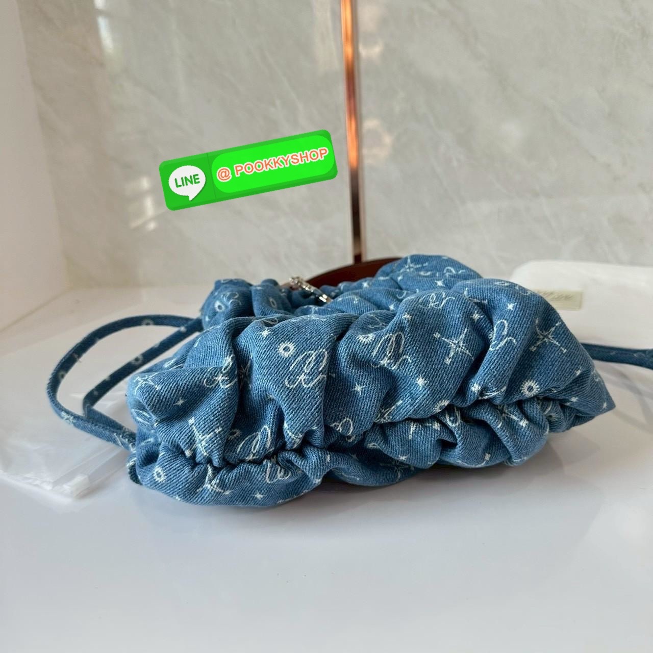 Mitr scrunchy bag 🔖กระเป๋ายีนส์สุดน่ารักเนื้อนุ่มพิมพ์ลาย Monogram ของ Mitr จุของได้เยอะรูปทรงแบบรูดได้ น้ำหนักเบาสุดๆ สะพายเป็น Shoulder Bag หรือถอดสายและถือเป็น Clutch Bag ก็ได้ ดีเทล Charm ห้อยโลหะสีเงิน โดดเด่นสุดๆ