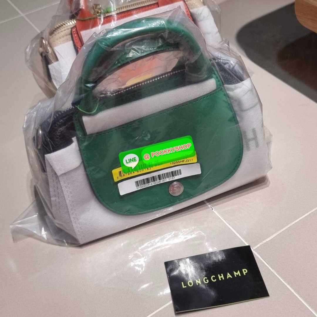 Longchamp le pliage xtra XS leather crossbody bag 🔆 Details มาใหม่! กับกระเป๋าถือ/สะพายรุ่นยอดฮิต ที่มาในดีไซน์ทูโทน โดดเด่นมีกิมมิค น่ารักน่าใช้สุดๆ รูปทรง cylinder ใช้งานง่าย ฝากระเป๋ามีช่องเล็กๆให้ได้ใส่บัตร ใส่ธนบัตรแบบหยิบจับง่ายๆ ช่องหลักเป็