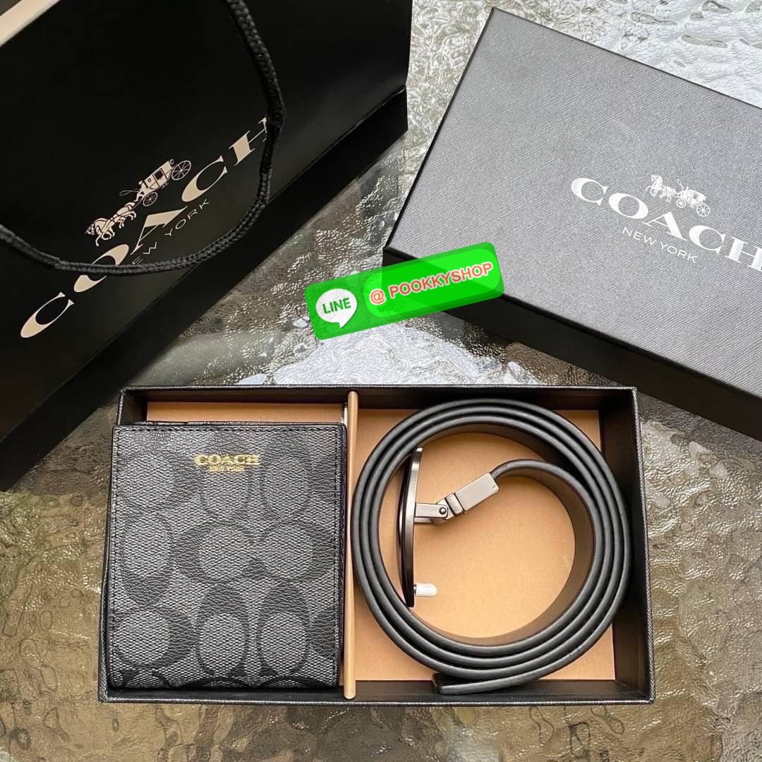 COACH Short Wallet with Belt Set Signature เซทสุดคุ้มค่ะได้ทั้งเข็มขัดและกระเป๋าสตางค์แบบพับ 2 ตอนมีช่องใส่รูปใส่บัตรใส่ธนบัตรแยกเป็นสัดส่วนเหมือนกระเป๋าสตางค์ใบยาวคุณภาพดีตามแบบฉบับของแบรนด์ มาในกล่องแบรนด์สามารถมอบเป็นของขวัญได้ ไอเท็ม Must Have ใครไม่ท
