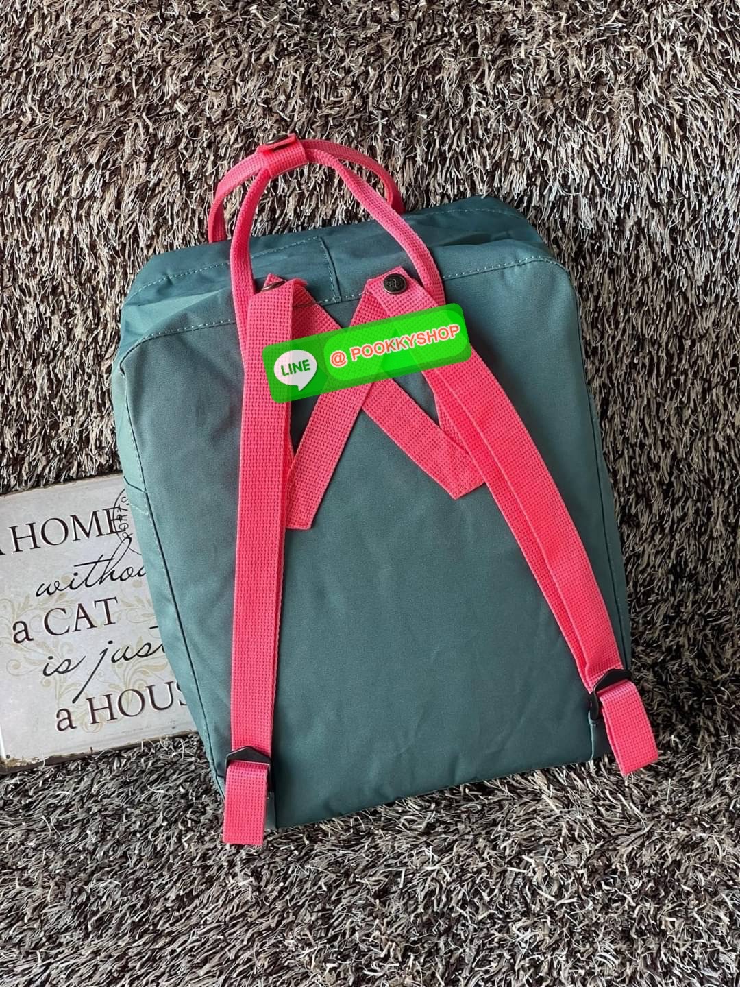 Fjallraven Kanken backpack รุ่น Classic แบรนด์ดังจากสวีเดนที่นิยมกันมากในหมู่วัยรุ่น กระเป๋าเป้ที่มีน้ำหนักเบา แต่มีความทนทาน และช่องว่างต่างๆมากขึ้น มีซิปหน้าสำหรับใส่ของกระจุกกระจิก และหูหิ้วทั้งด้านหน้าและด้านหลัง สำหรับการหิ้วถือได้สะดวก จุดเด่นที่ทำใ