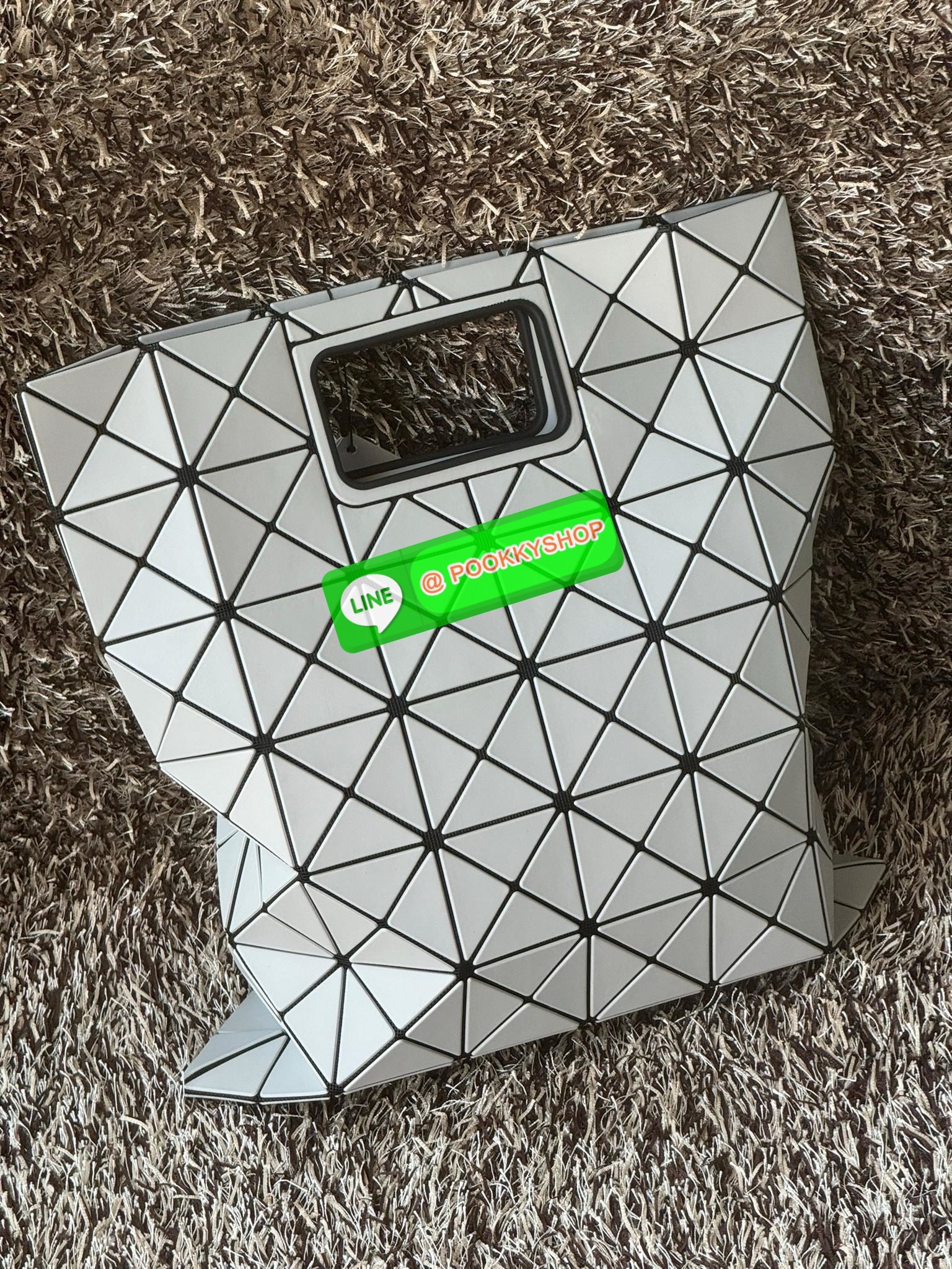 Baobao Issey Miyake large Bocca matte-finish tote bag BOCCA MATTE เป็นกระเป๋าถือรูปแบบใหม่ที่มีด้ามจับด้านในที่ช่วยให้กระเป๋าวางอยู่บนแขนหรือข้อมือได้อย่างนุ่มนวล เป็นกระเป๋าถือขนาดใหญ่นี้มีกระเป๋าด้านในพร้อมซิปที่ช่วยให้จัดเก็บได้อย่างปลอดภัย สามารถใส่แล