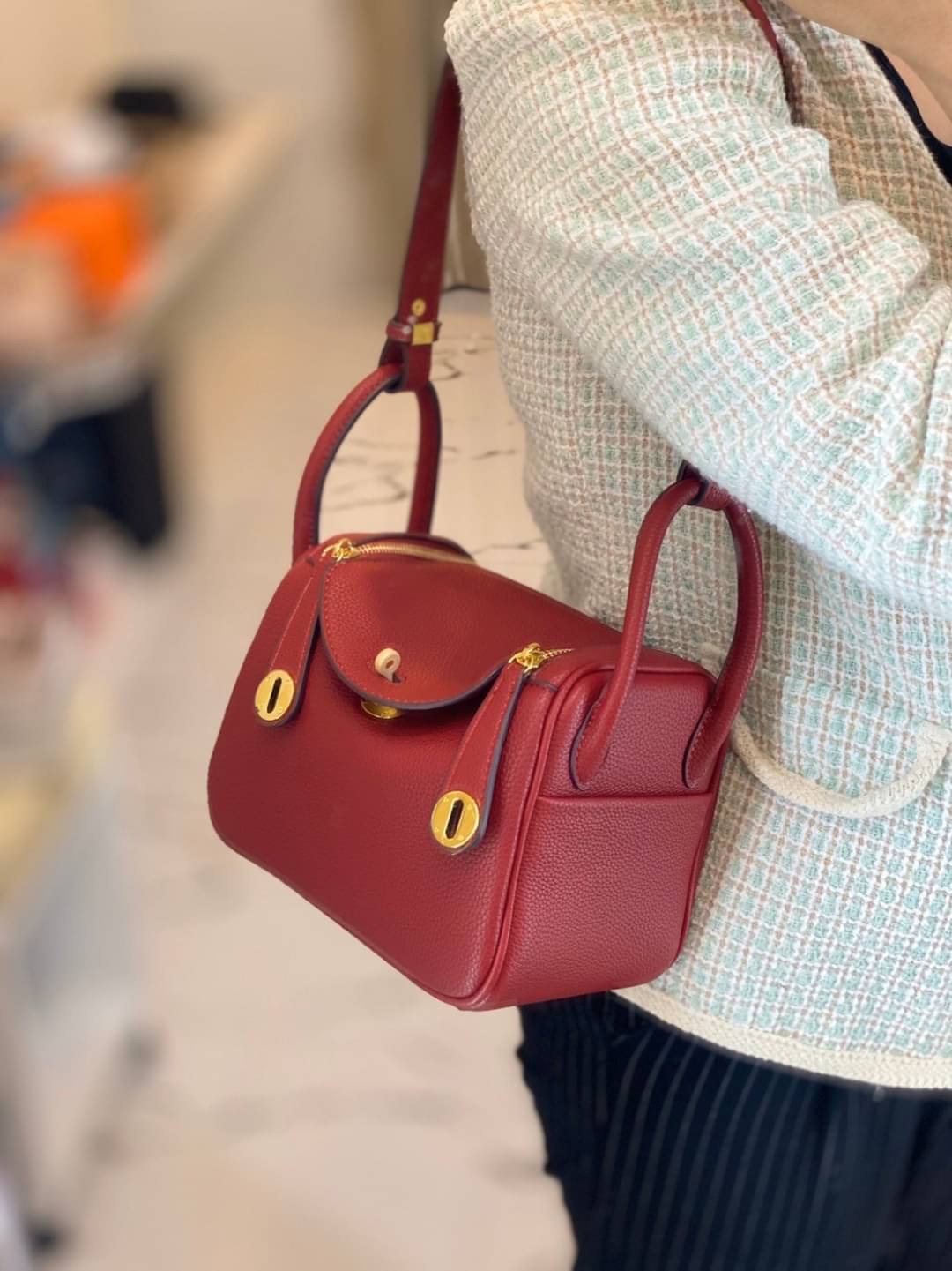 กลับมาเเล้วค่า Lindy 20cm หนัง PU premium ที่ลูกค้าถามกันมาเยอะมากกก รอบนี้หนังสวยมากๆๆ สายสะพายแบบเรียบหรู มีห่วงรัดสายสองข้าง มี 2 สายนะคะ มีซิลิโคนปิดลูกบิดกันรอย งานเนี้ยบสุด ยิ่งใช้ยิ่งนิ่มมม กระเป๋าทรงสวยนุ่ม Flexible มากๆ จุของได้ทุกสิ่ง จะใช้ไปทำง