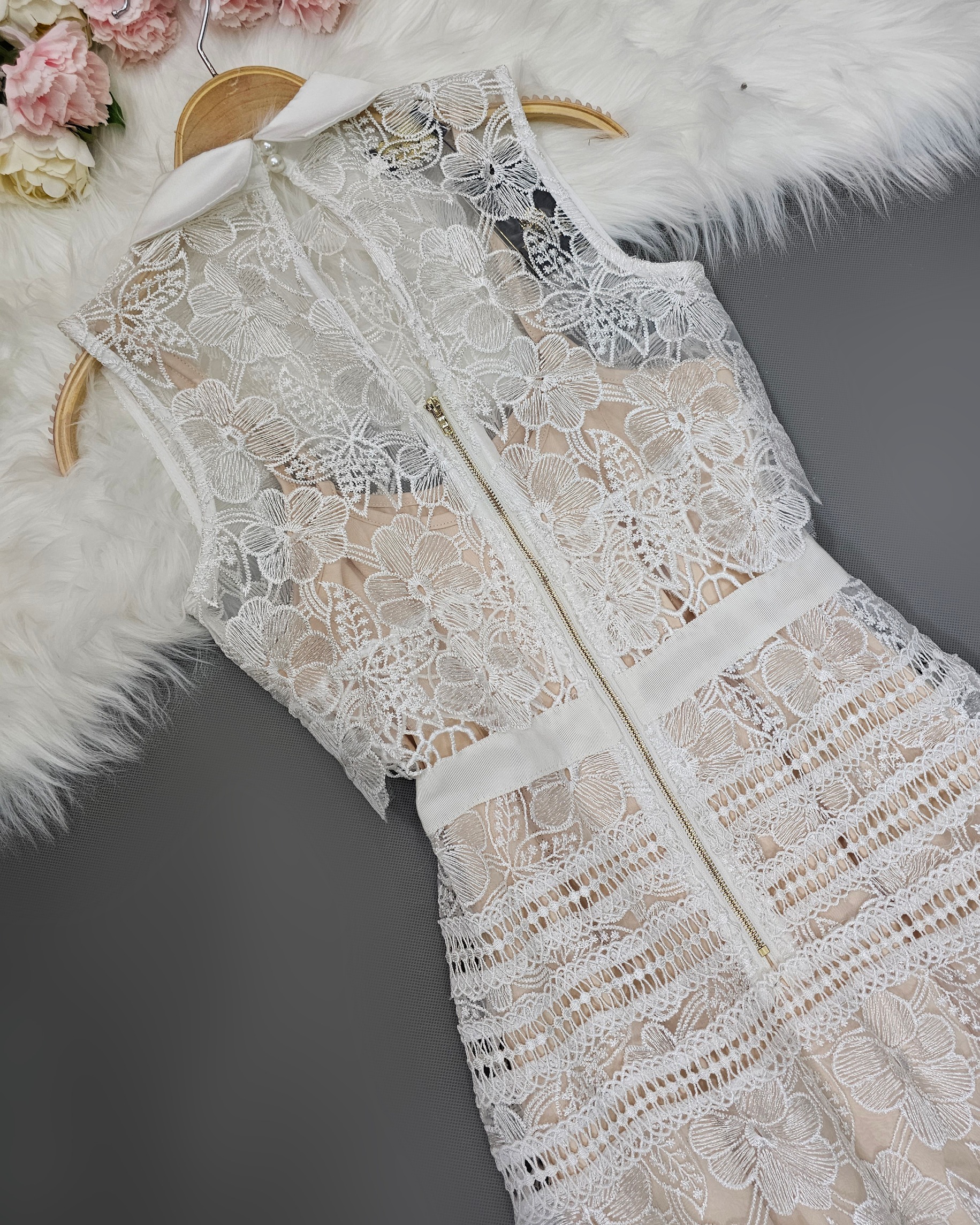 เดรสเสื้อแขนกุดแต่งคอปก กระโปรงทรงสอบ ทำจากผ้าลูกไม้โครเชต์