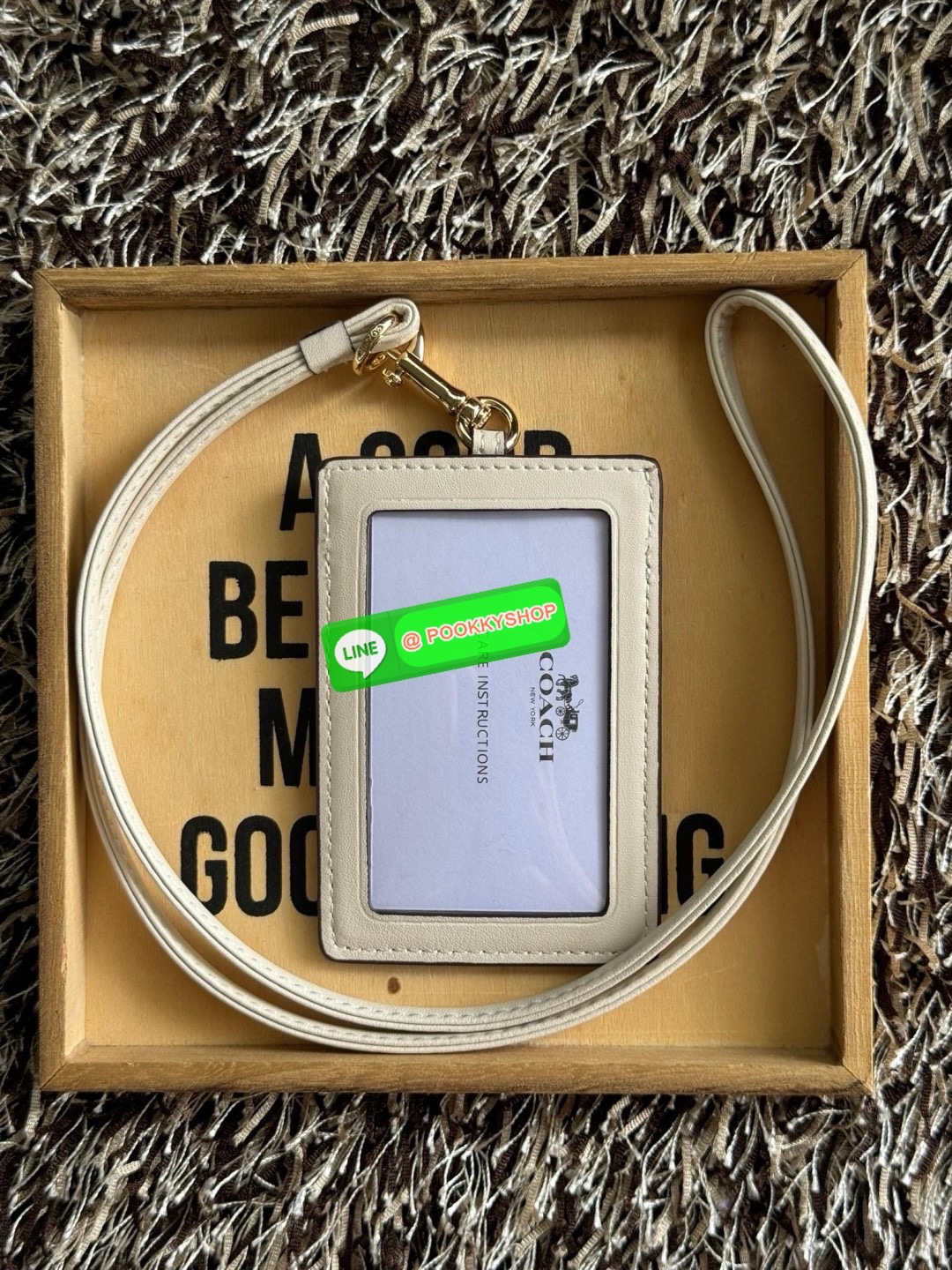 Coach Lanyard In Signature สายคล้องบัตรสุดชิคที่สาวๆออฟฟิต นักเรียนนักศึกษาควรต้องมี ด้านหน้า สามารถใส่บัตรเห็นรูปได้ 1 ใบ และใส่บัตรต่างๆเพิ่มได้อีกถึง 3 บัตรด้วยกัน สามารถถอดสลับสายได้