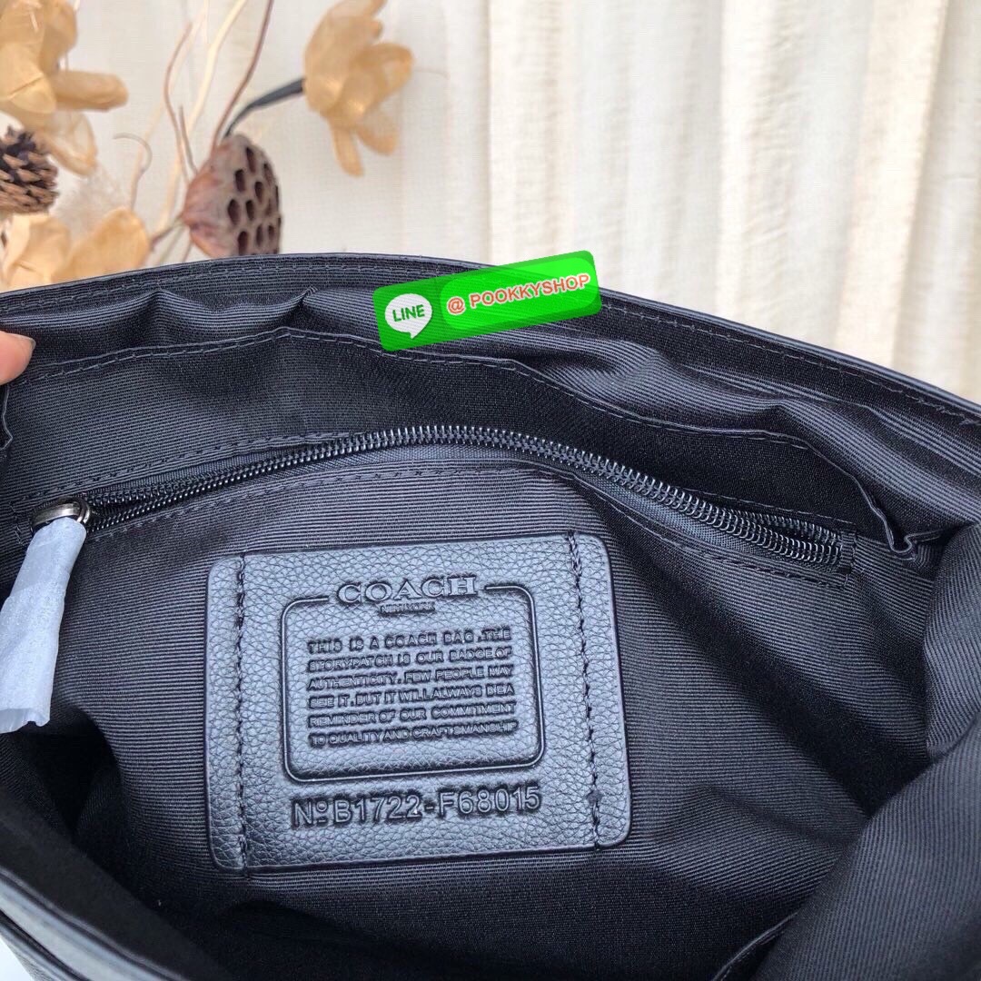 Coach F73339 F73340 – Hudson Crossbody Bag in Signature Embossed Leather “จะวันทำงานหรือวันสบาย ๆ แค่สะพายใบนี้…ก็เหมือนใส่ความเท่ติดตัวไว้แล้ว” Coach Hudson Crossbody F73340 กระเป๋าหนังแท้ลาย C ปั๊มลึก ทรงเหลี่ยมเรียบหรู โทนดำทั้งใบ เหมาะกับผู้ชายที่อยาก